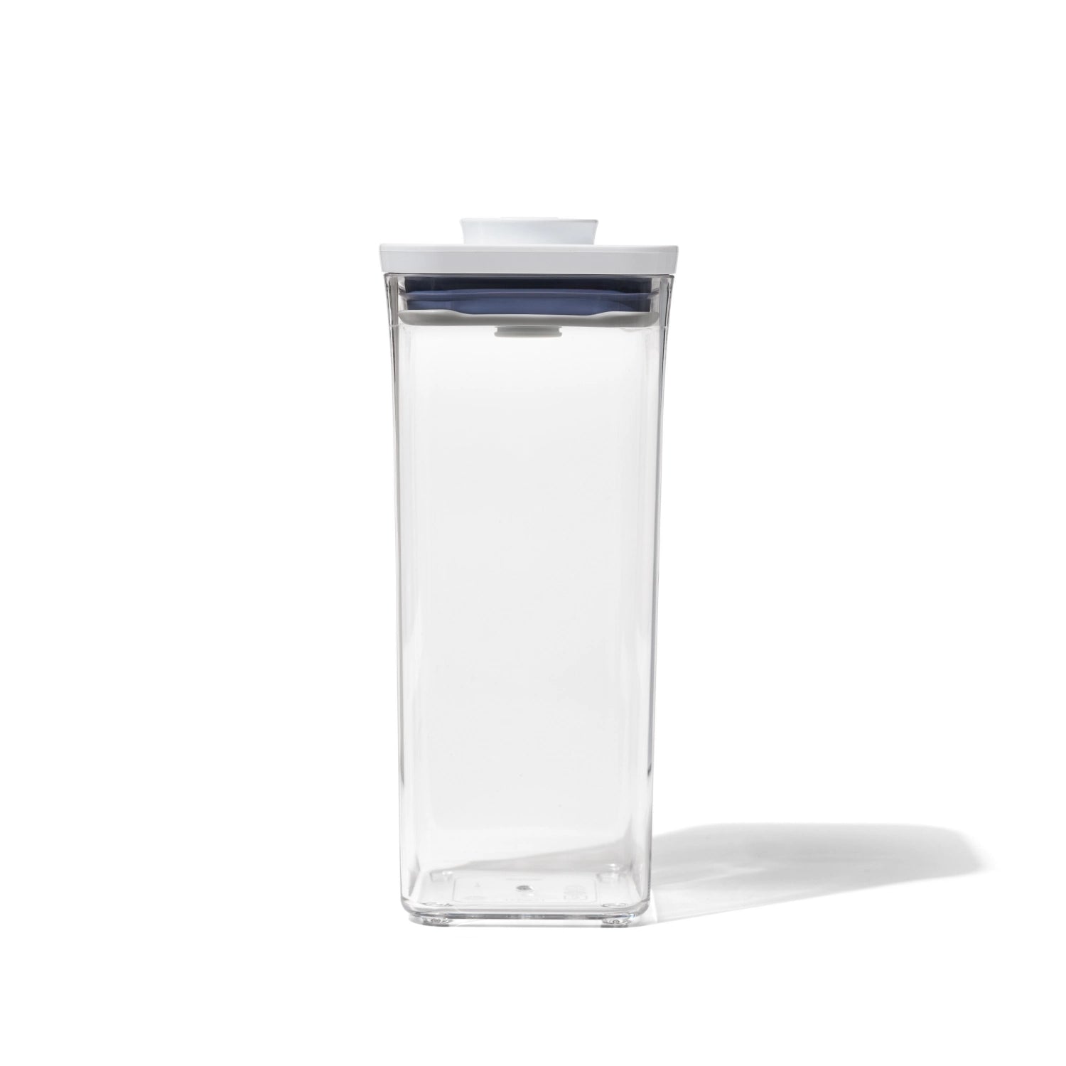 Kompakter OXO POP 2.0 Vorratsbehälter in quadratischer Form, 10.6x10.6x24 cm, 1.6 l, perfekt für die ordentliche Lagerung von Snacks und Trockenwaren.