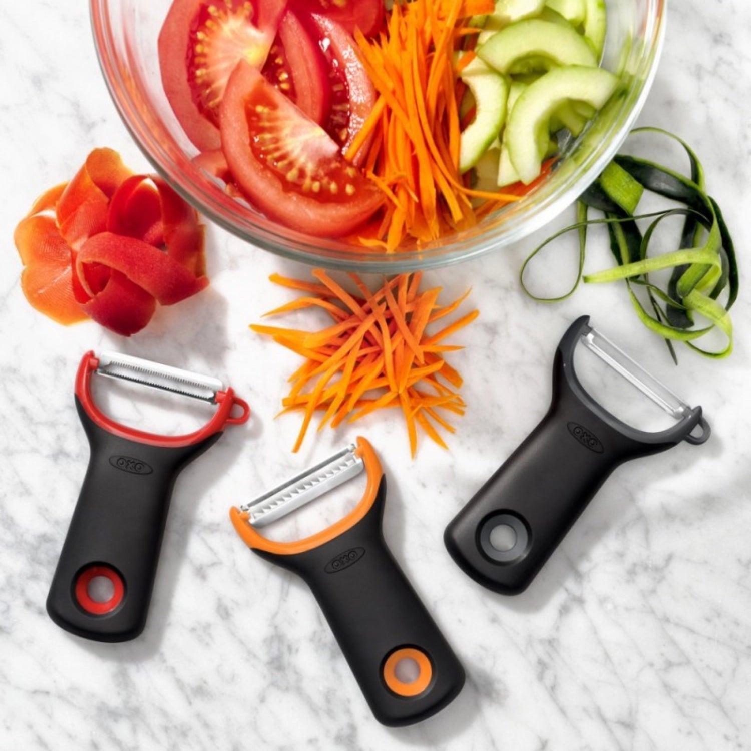 Das OXO Good Grips 3er Y-Schäler-Set kombiniert scharfe Klingen mit ergonomischen Griffen für präzises und komfortables Schälen.