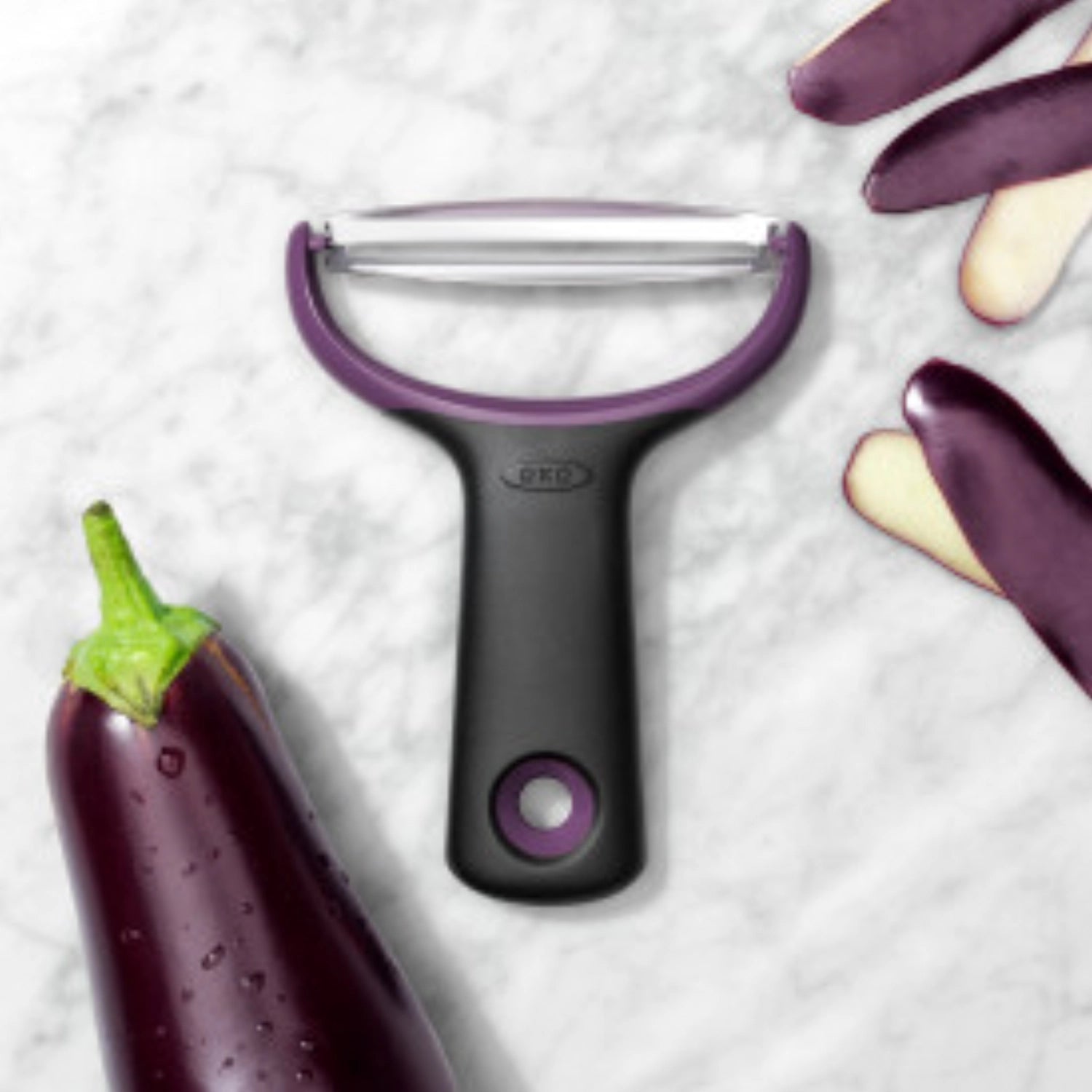 Der OXO Good Grips großer Y-Schäler überzeugt mit ergonomischem Griff, scharfer Edelstahlklinge und rutschfester Handhabung.