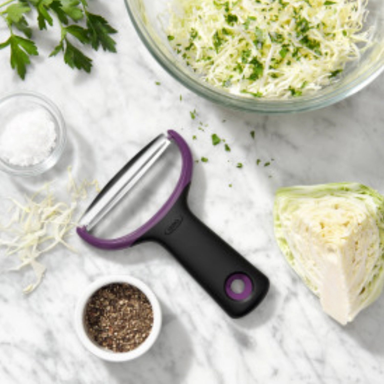 Der OXO Good Grips großer Y-Schäler hat eine scharfe Edelstahlklinge, ergonomischen Griff und bietet komfortables, sicheres Schälen.