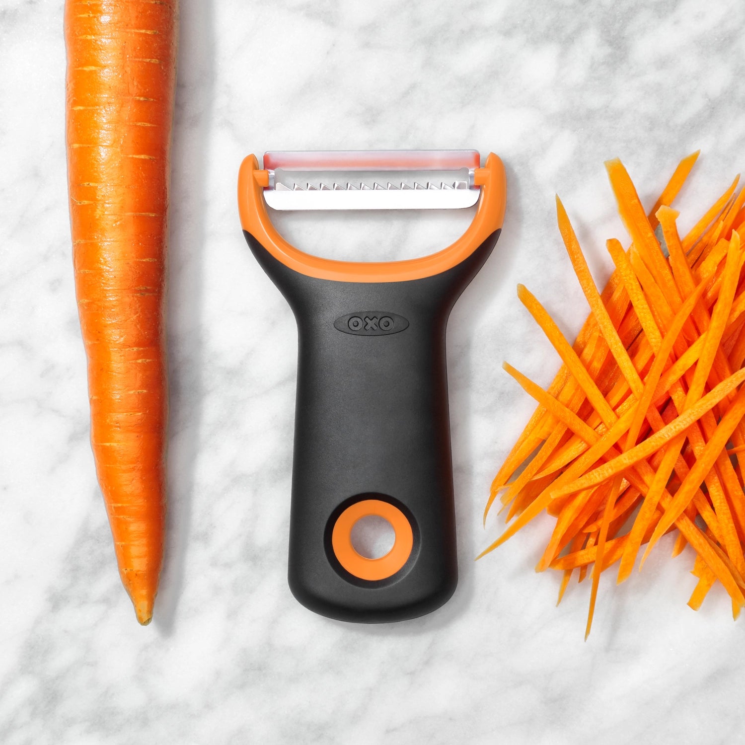 OXO Good Grips Präzision Y Schäler mit Julienne-Funktion, ideal für präzises Schälen und kunstvolle Gemüsestreifen, komfortabel und benutzerfreundlich.