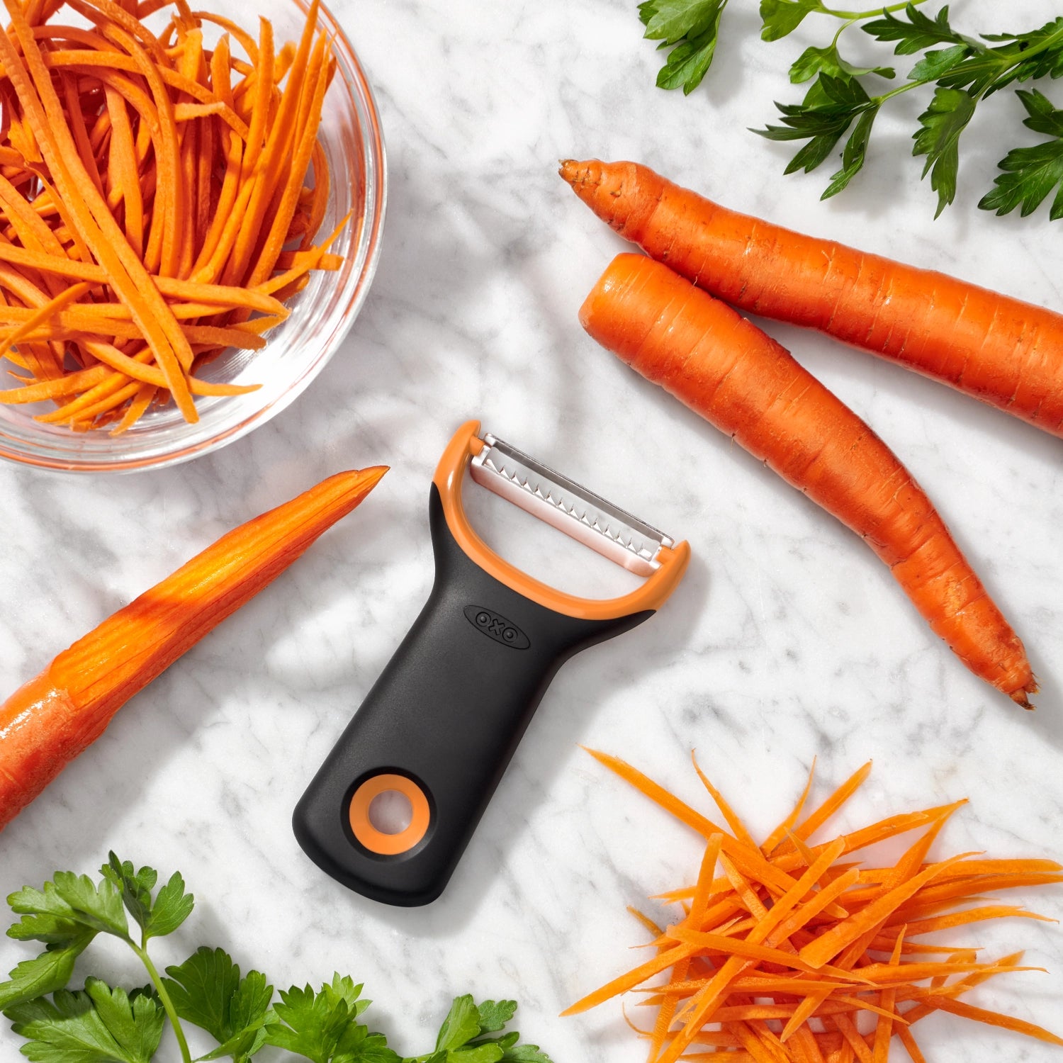 Der OXO Good Grips Präzision Y Schäler mit Julienne-Funktion bietet eine ergonomische Handhabung und ermöglicht müheloses Schälen und Schneiden von Gemüse.