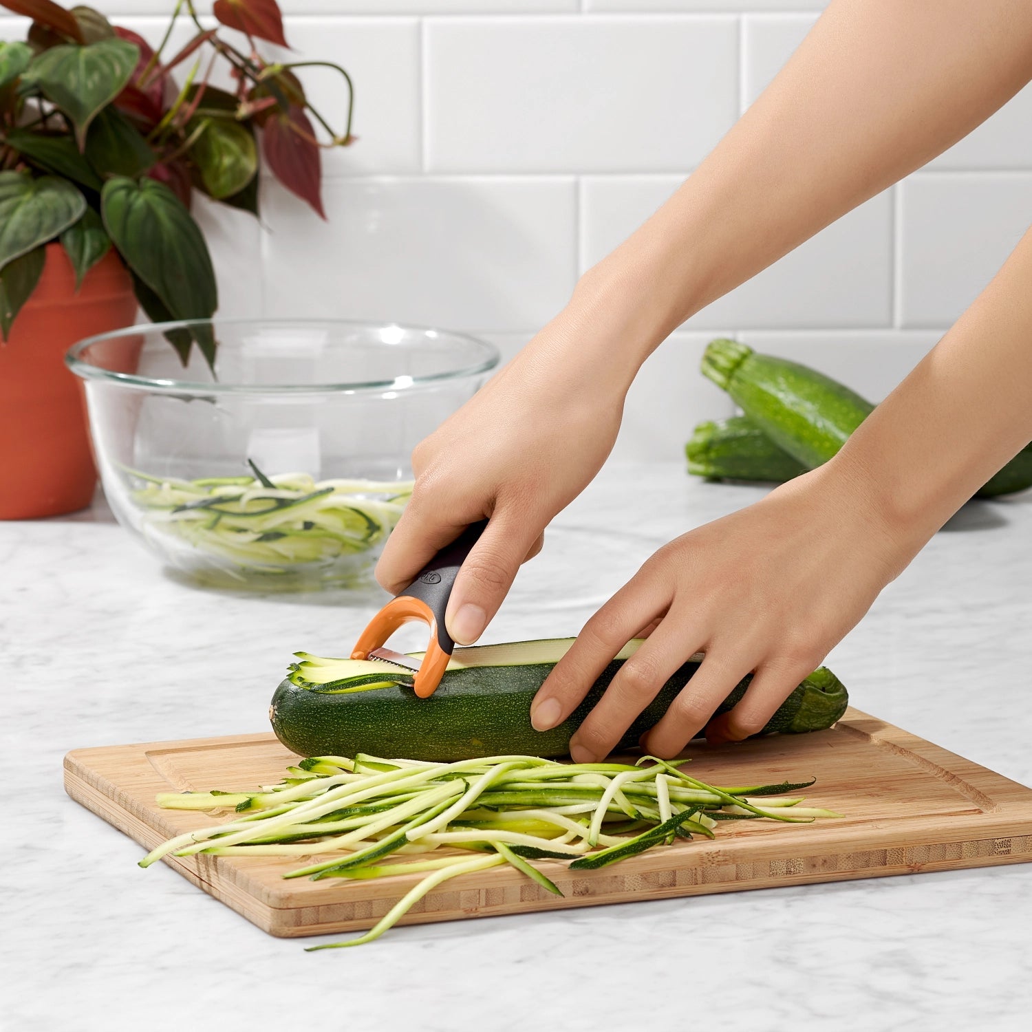 Der OXO Good Grips Y-Schäler Julienne schneidet präzise mit scharfer Klinge und bietet einen ergonomischen, rutschfesten Griff.
