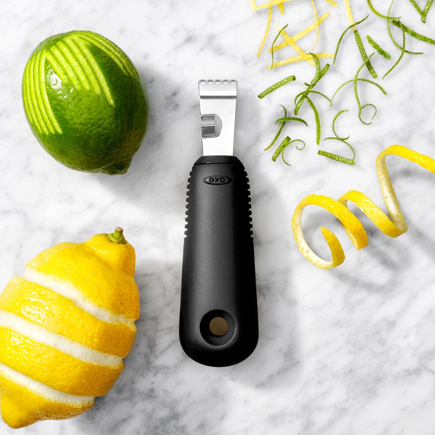 Der OXO Good Grips Zester-Schäler bietet präzises Zesten und Schälen mit ergonomischem Griff für mühelose Handhabung.