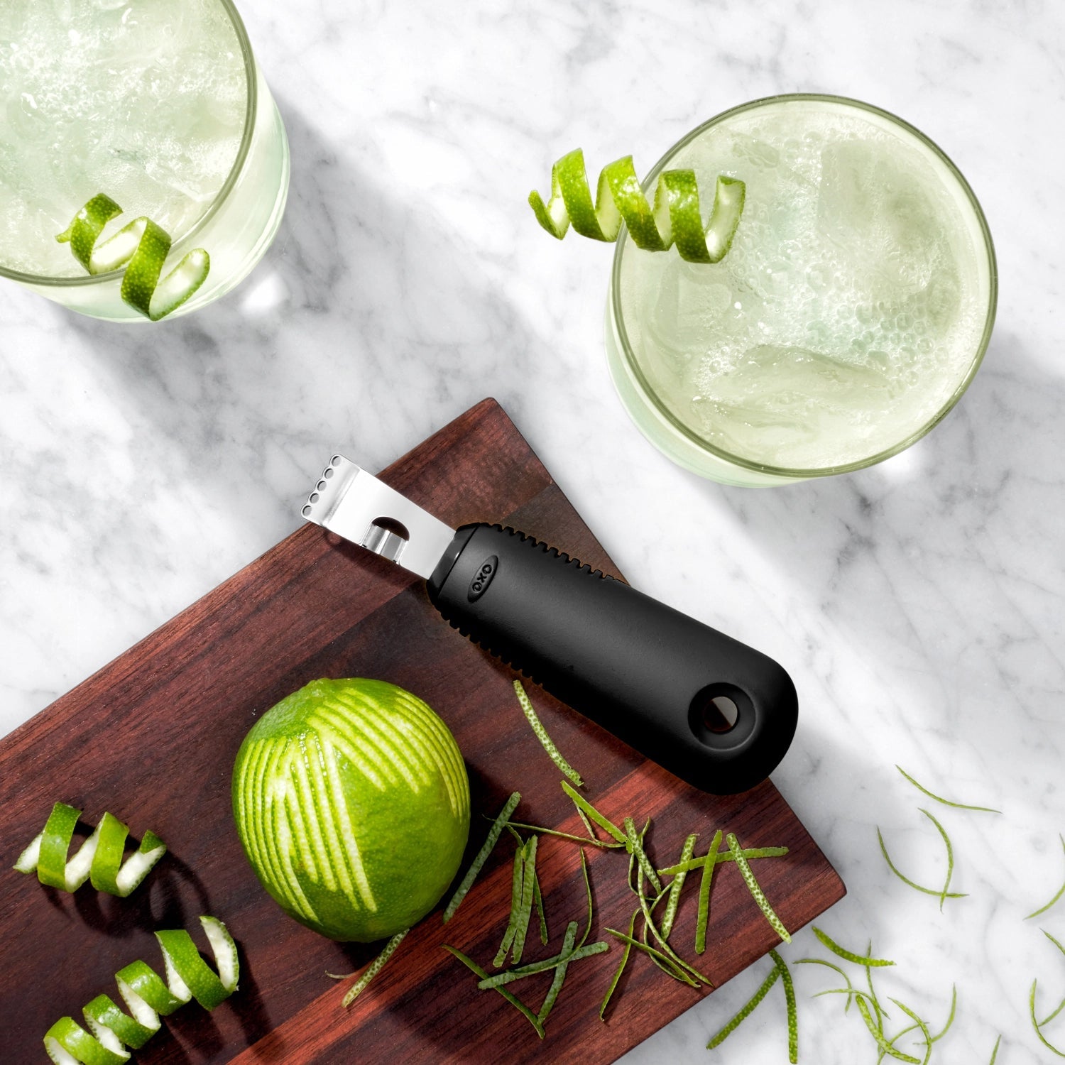 Der OXO Good Grips Zester-Schäler bietet scharfe Klingen und einen bequemen Griff für müheloses Zesten und Schälen.