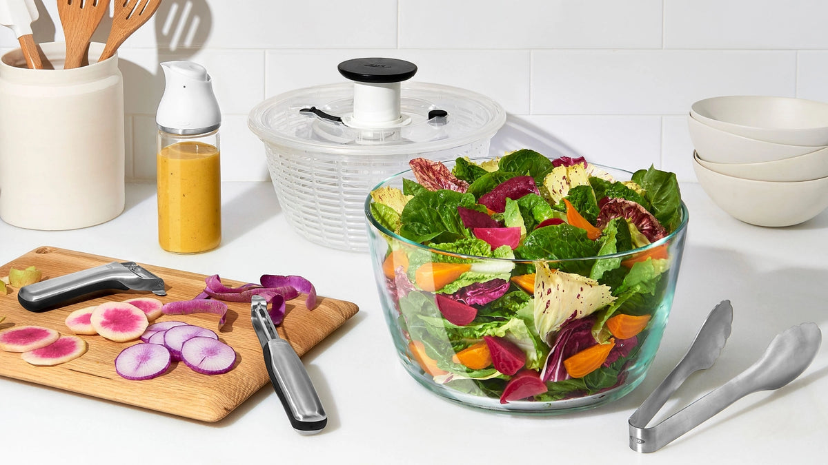 OXO Good Grips Glas-Salatschleuder in Transparent präsentiert im Onlineshop von KAQTU Design AG. Salatzubehör ist von OXO