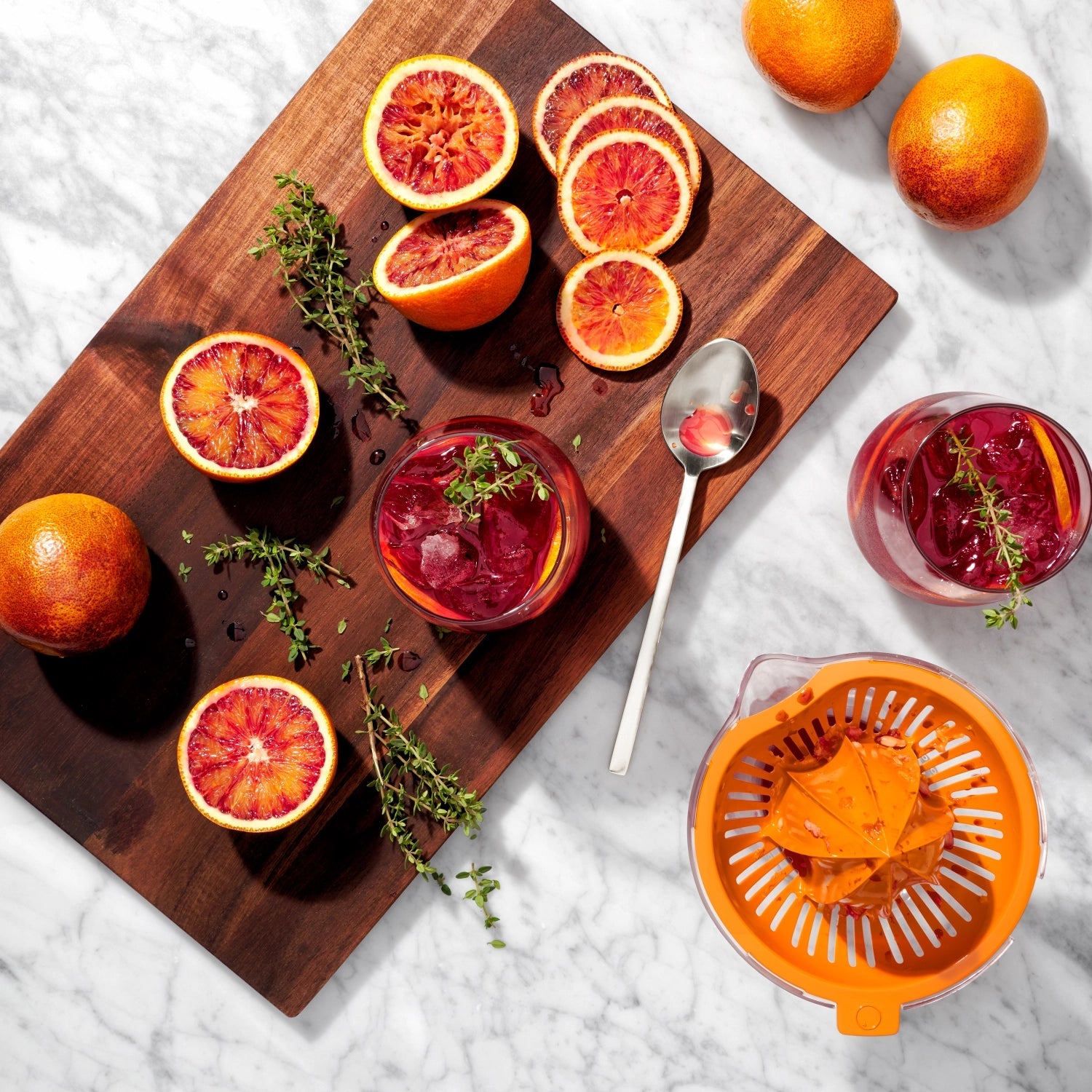 Praktische 2-in-1 Zitruspresse von OXO, 350ml, ideal für frischen Saft. Ergonomisch, leicht zu reinigen, vielseitig einsetzbar.