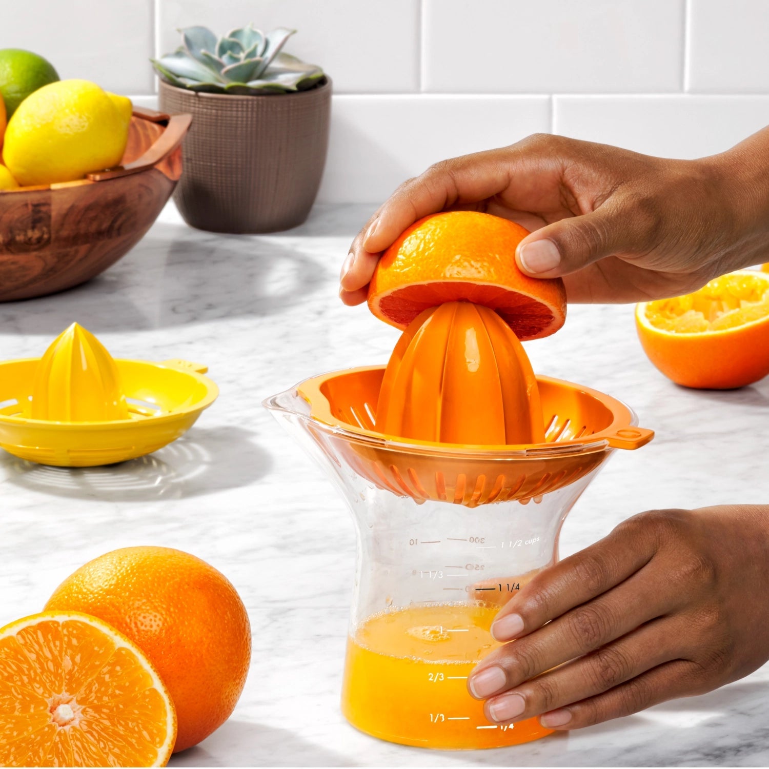 Effiziente 2-in-1 Zitruspresse von OXO, 350ml, perfekt für frischen Saft. Ergonomisches Design, einfach zu reinigen, vielseitig nutzbar.
