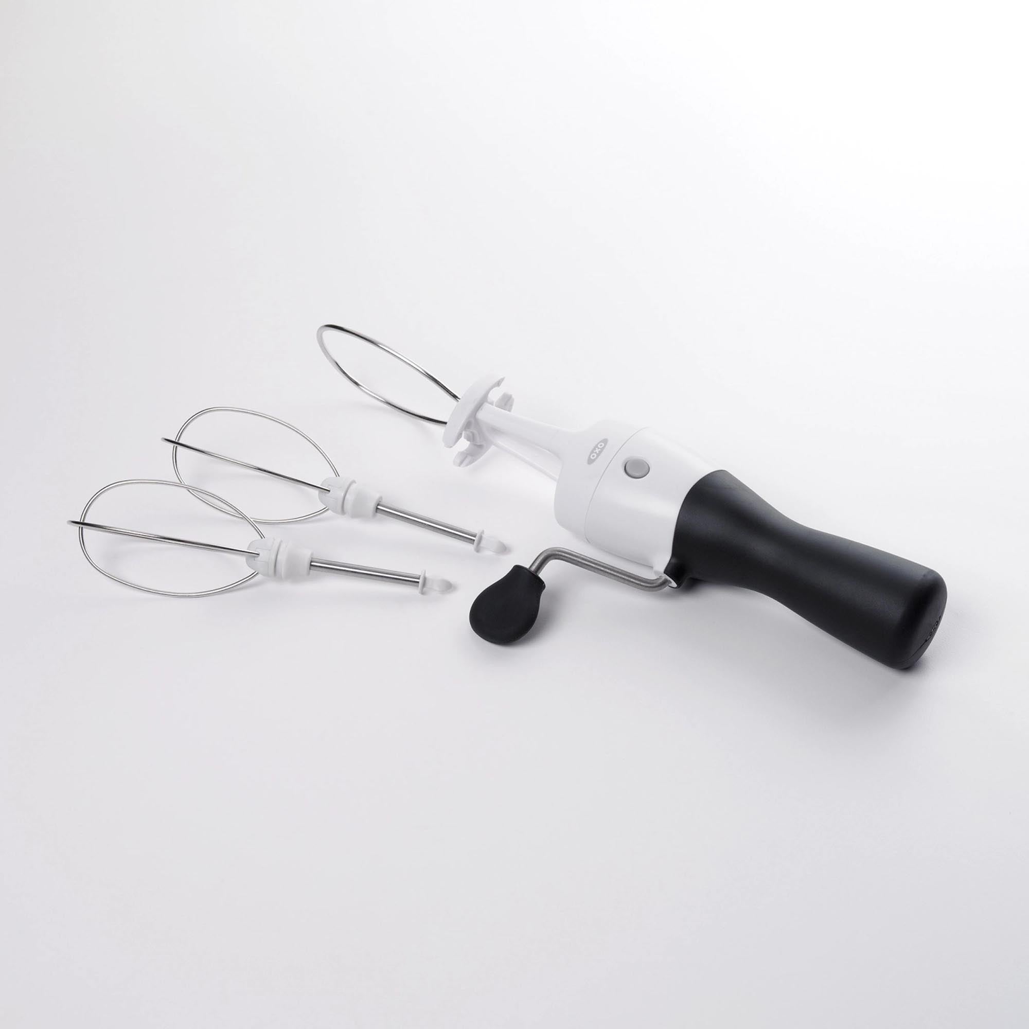 Der OXO Handrührer in Weiß vereint stilvolles Design mit kraftvoller Leistung und ergonomischem Komfort für perfekte Backergebnisse.
