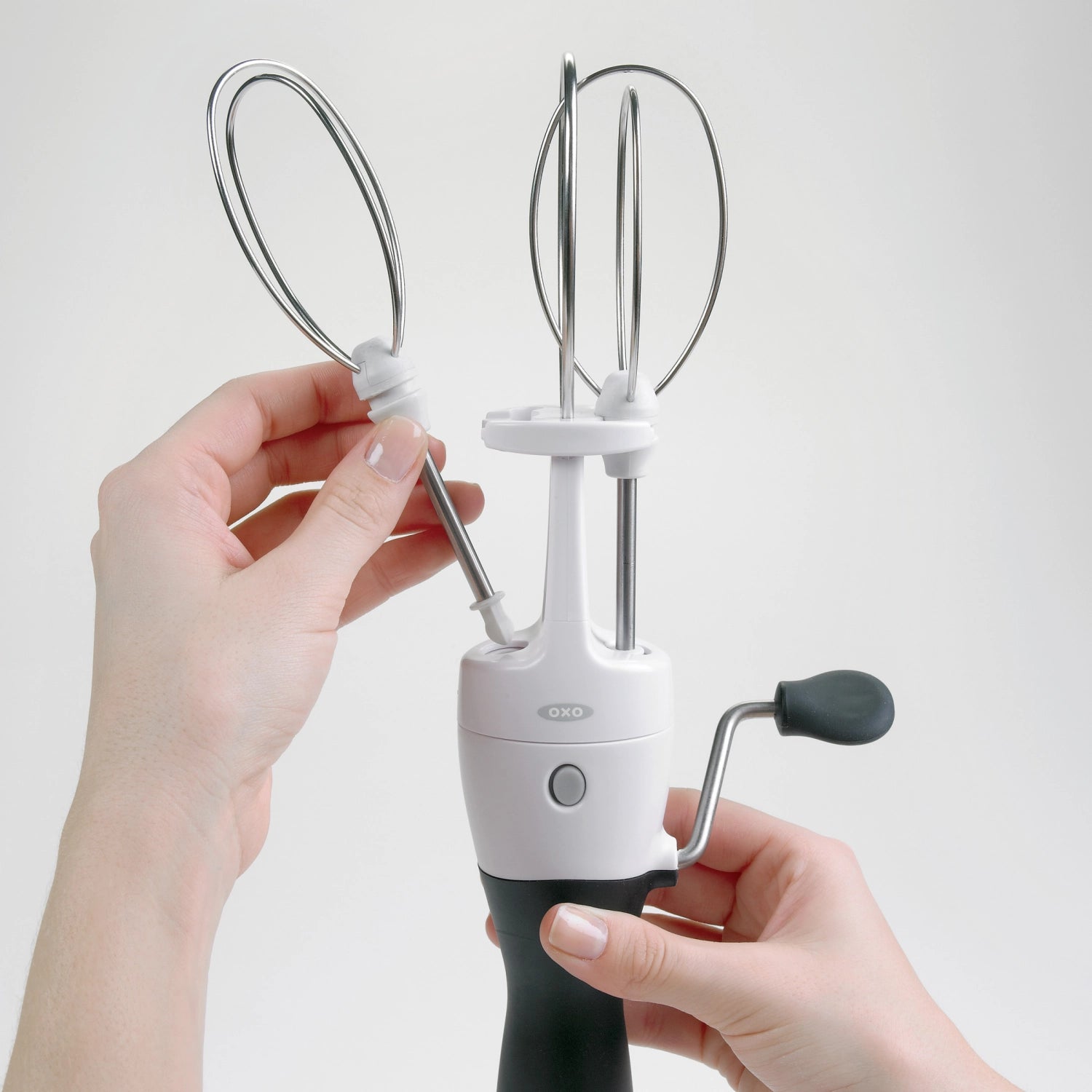 Weißer Handrührer von OXO, ideal für das einfache Mixen und Schlagen von Zutaten in der Küche, ergonomisches Design für komfortable Handhabung.