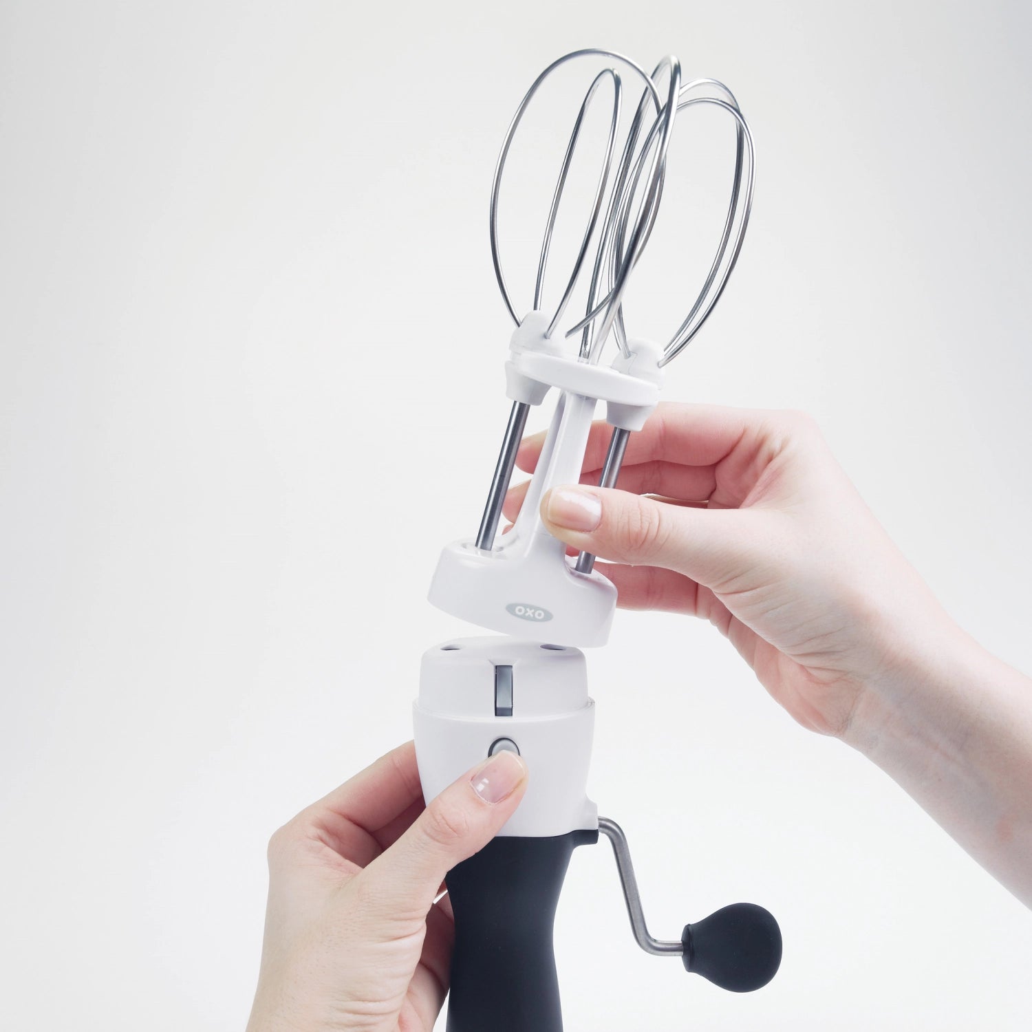 Eleganter weißer Handrührer von OXO, perfekt zum schnellen und mühelosen Vermengen von Teigen und Zutaten, mit benutzerfreundlichem Griff.