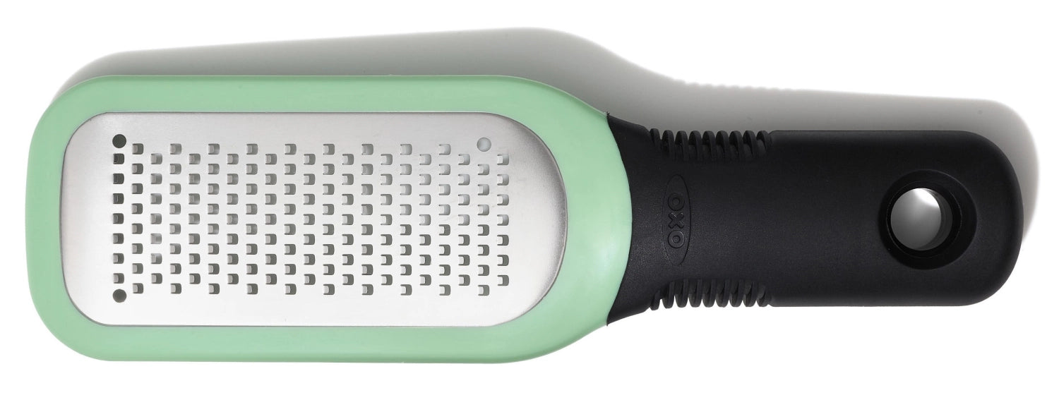 OXO Ingwer- und Knoblauchreibe, geätzt in Blau präsentiert im Onlineshop von KAQTU Design AG. Küchenhelfer ist von OXO
