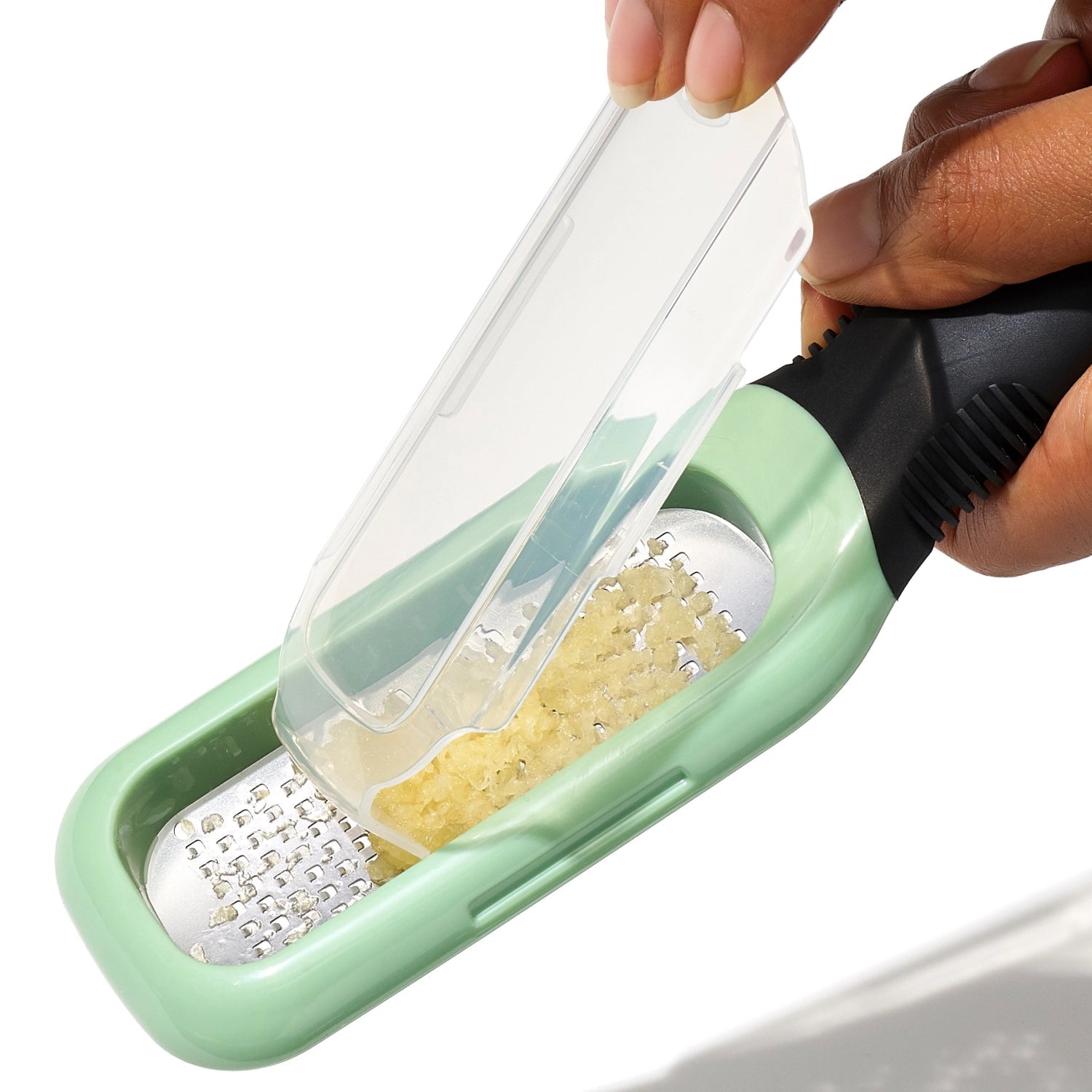 Praktische OXO Reibe für Ingwer und Knoblauch, mit scharfer geätzter Klinge, ideal für feines Reiben und einfache Handhabung.