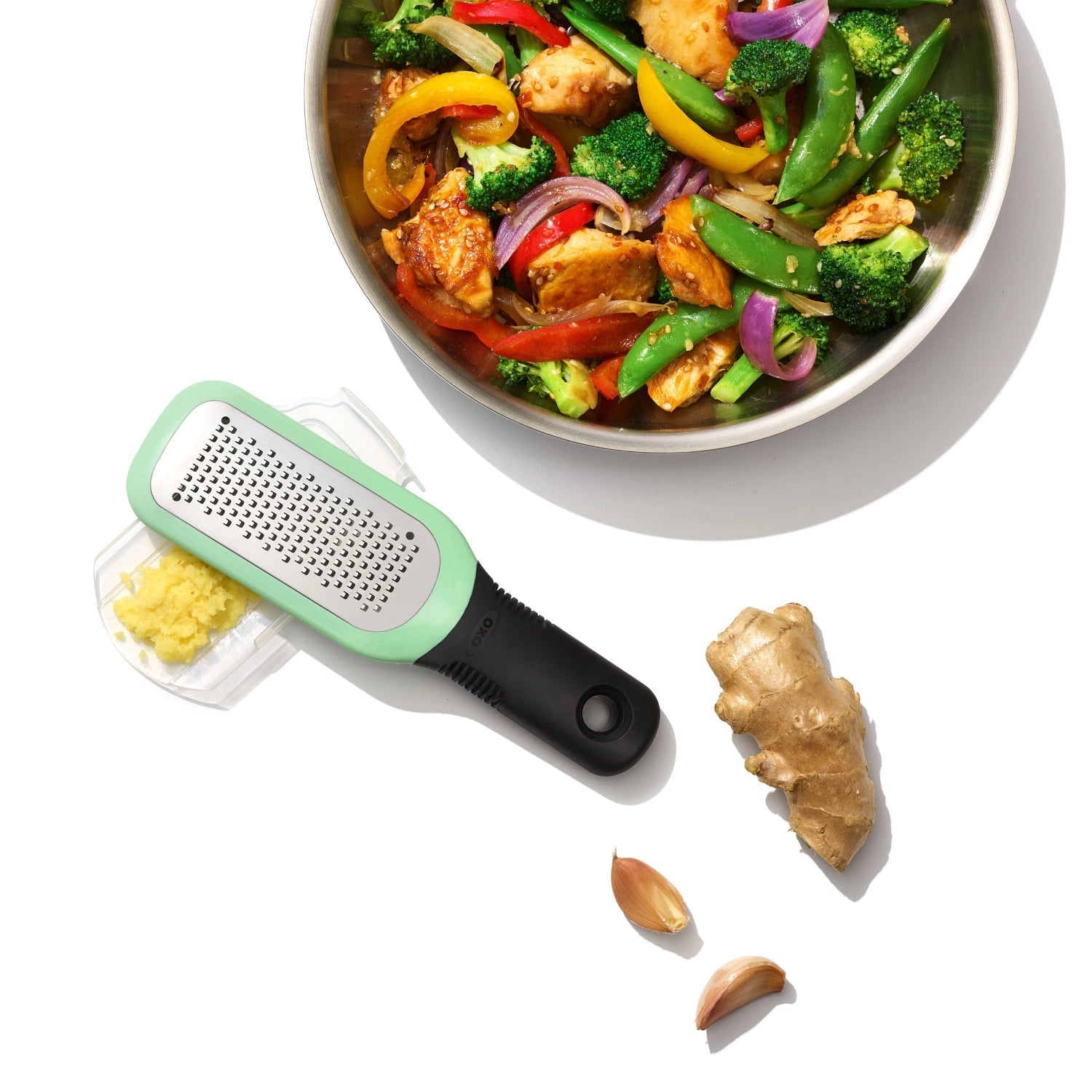 Praktische OXO Reibe für Ingwer und Knoblauch, mit scharfer geätzter Klinge, ideal für feines Reiben und einfache Handhabung.