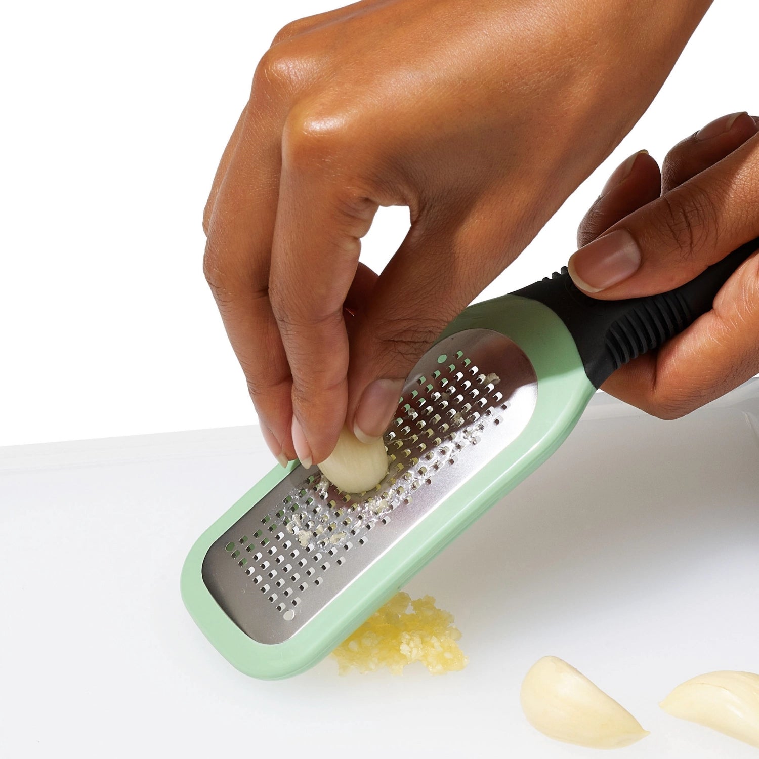 Praktische OXO Reibe für Ingwer und Knoblauch, mit scharfer geätzter Klinge, ideal für feines Reiben und einfache Handhabung.