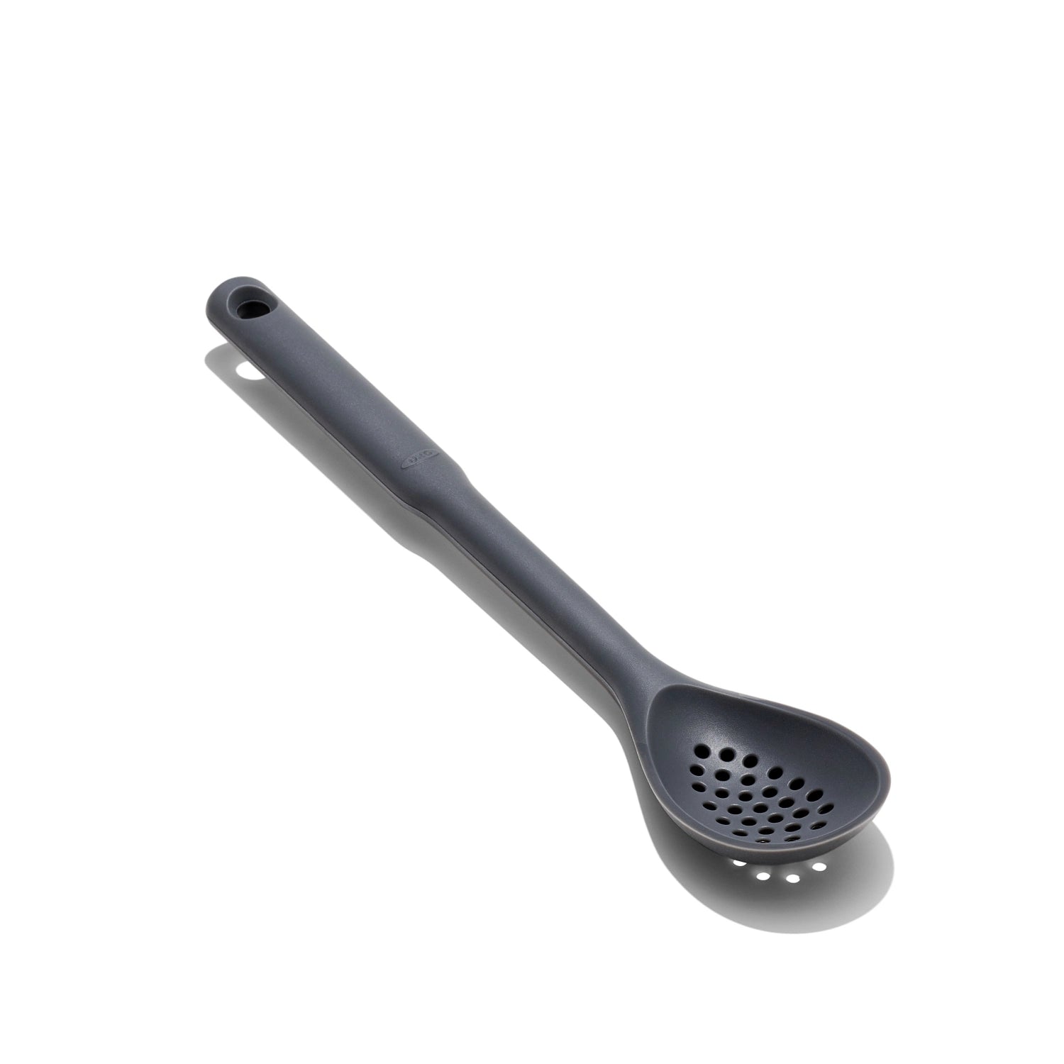 Hochwertiger OXO Schaumlöffel aus Silikon, ideal zum Abschöpfen und Servieren, hitzebeständig und schonend für beschichtetes Kochgeschirr.