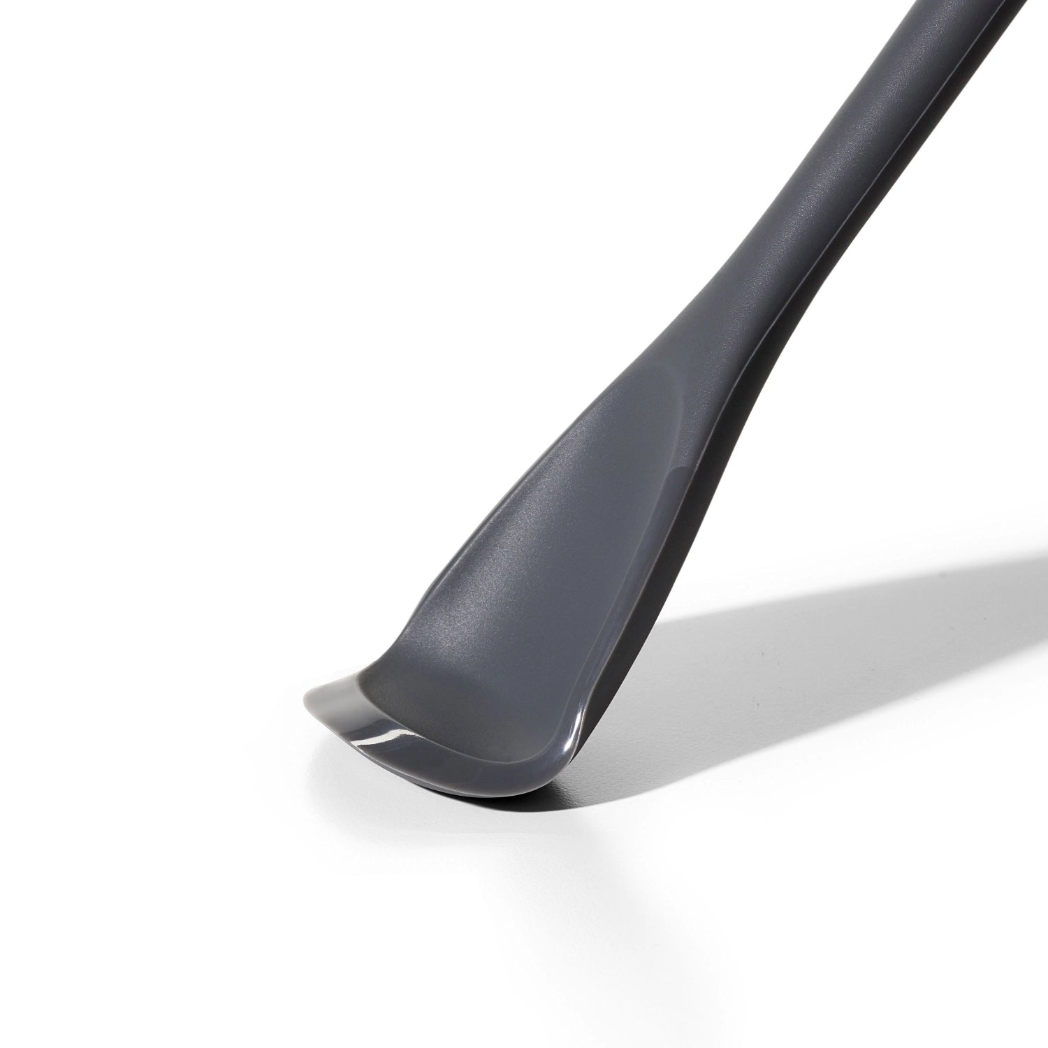 Robuster Silikon-Kochlöffel von OXO, hitzebeständig, ideal für Antihaft-Kochgeschirr, ergonomisch und langlebig für vielseitiges Kochen.