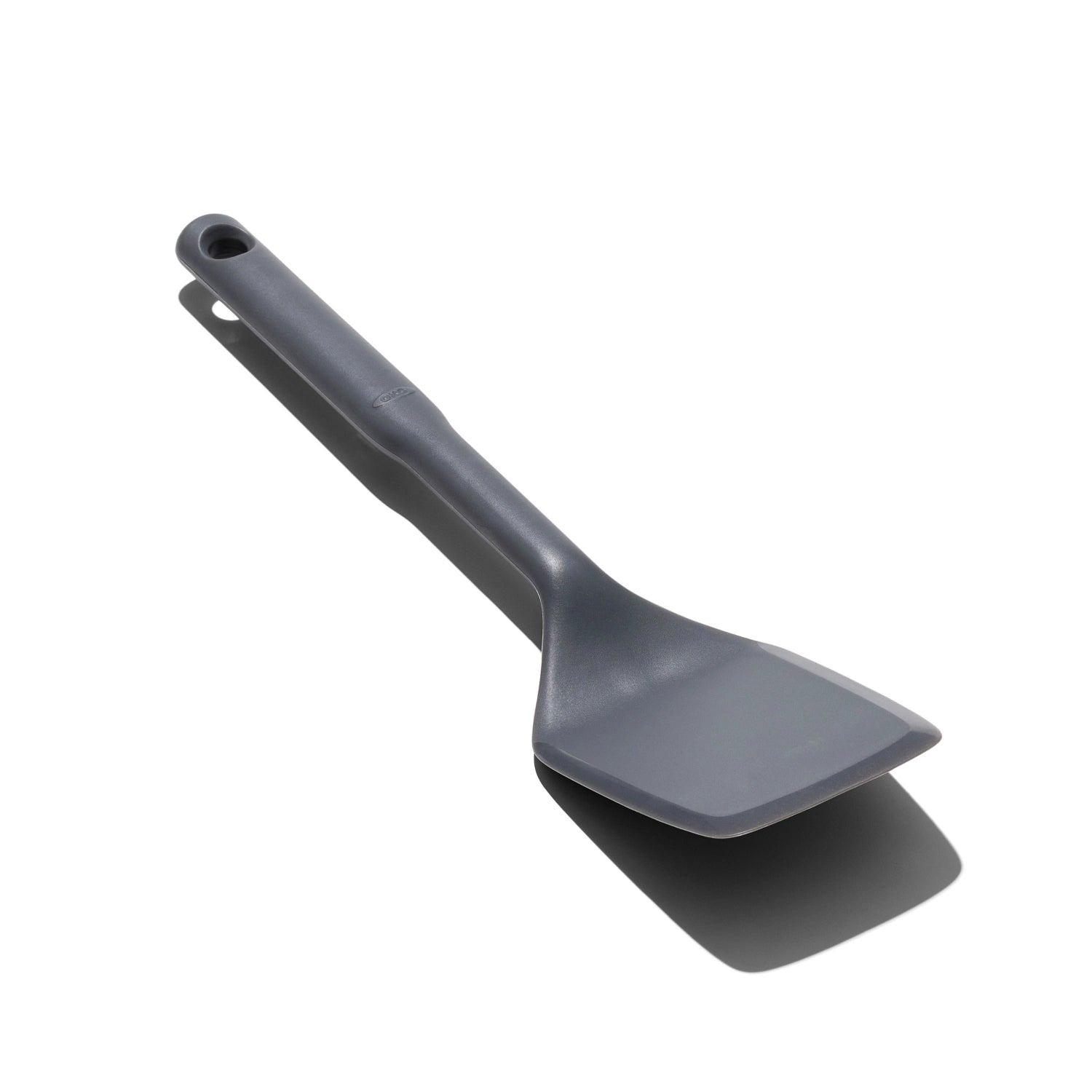 Großer Silikon-Wender von OXO, perfekt zum Wenden von Pfannengerichten, hitzebeständig und ergonomisch für komfortables Kochen.