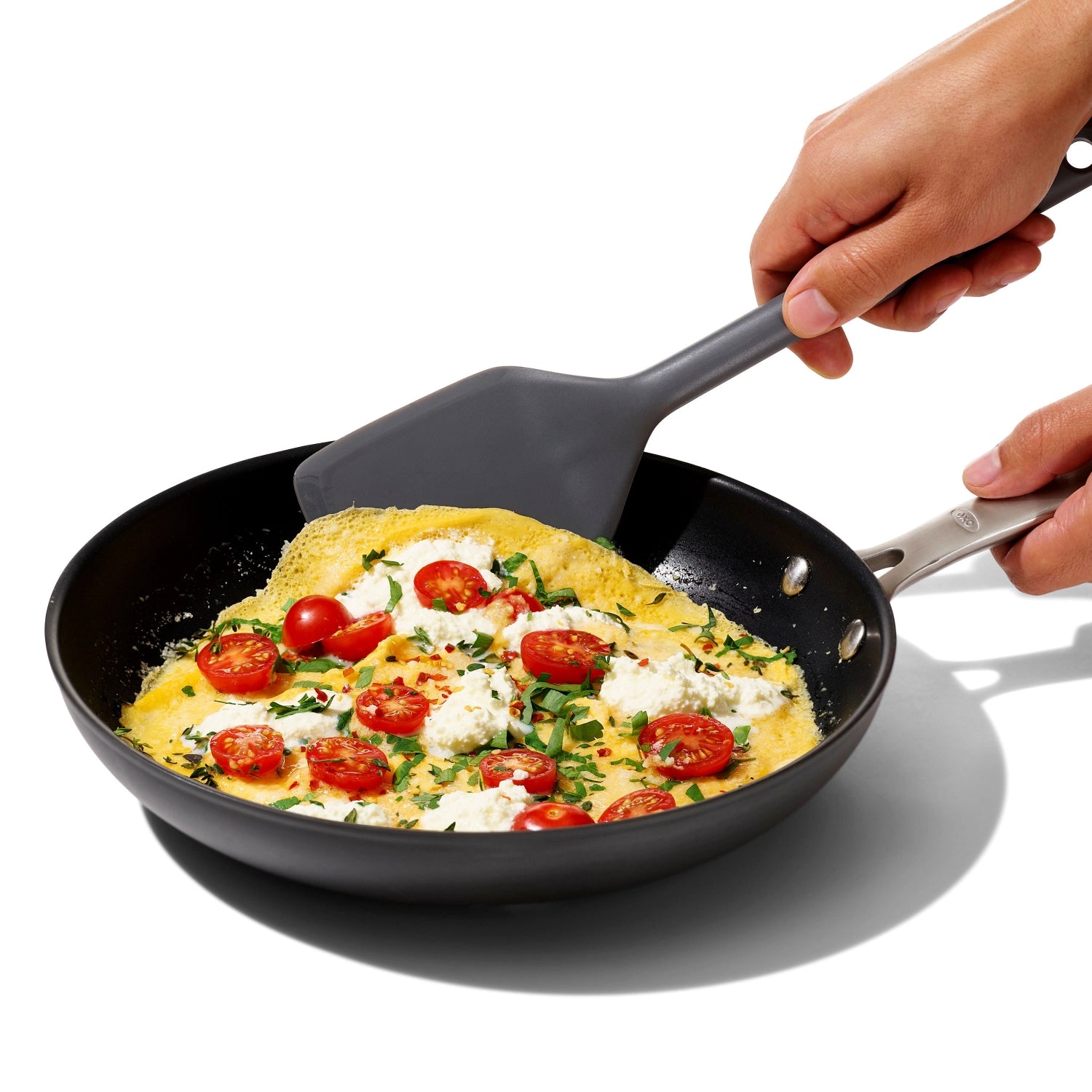 Großer Silikon-Pfannenwender von OXO, perfekt zum Wenden von Lebensmitteln, mit ergonomischem Griff und hitzebeständigem Material für komfortables Kochen.