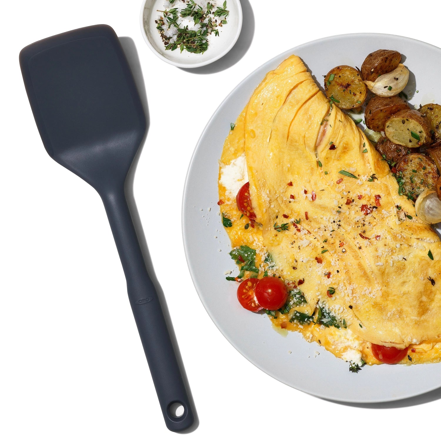 Großer Silikon-Pfannenwender von OXO, ideal zum Wenden und Servieren von Speisen, hitzebeständig und flexibel für müheloses Kochen.