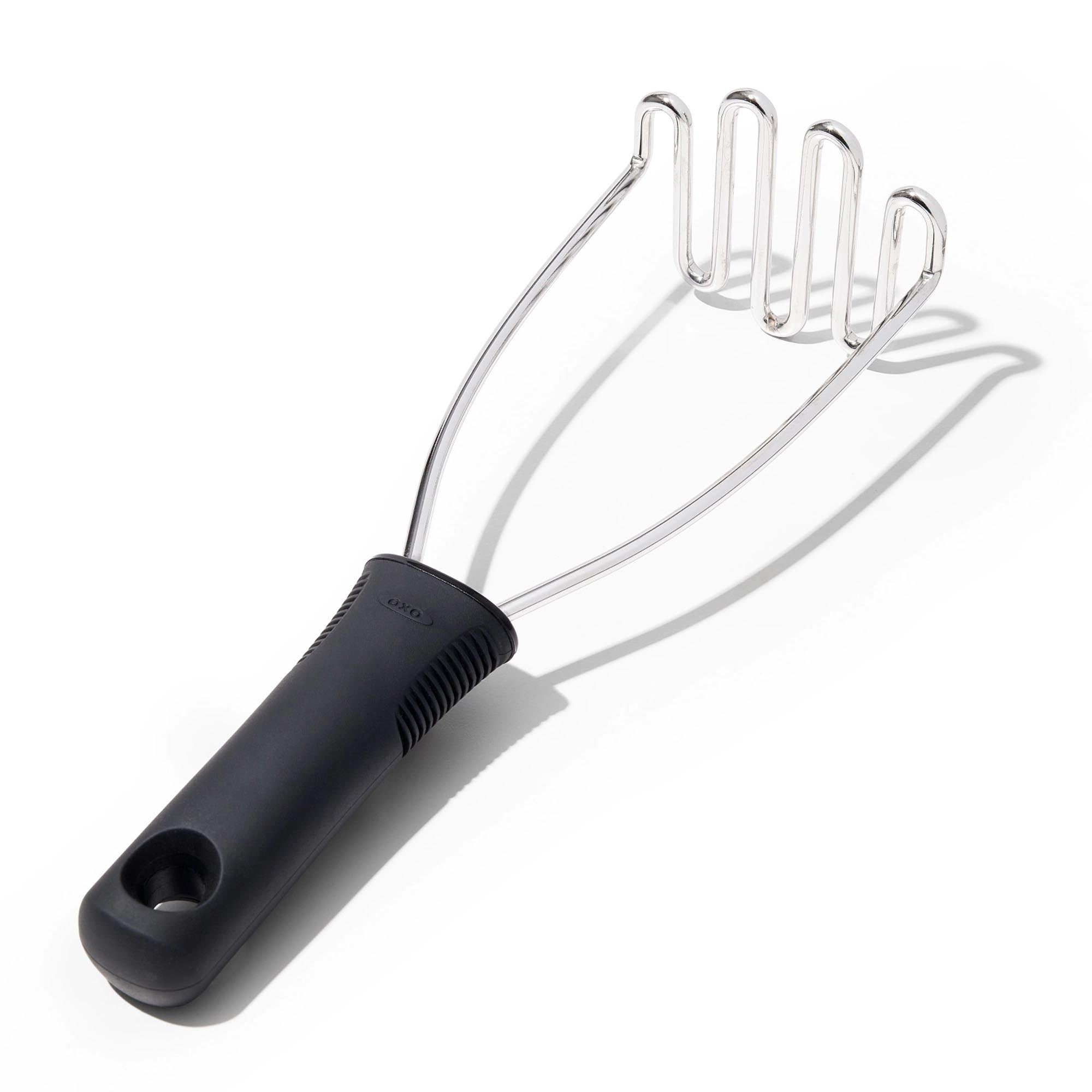 Kartoffelstampfer in Schwarz präsentiert im Onlineshop von KAQTU Design AG. Küchenhelfer ist von OXO