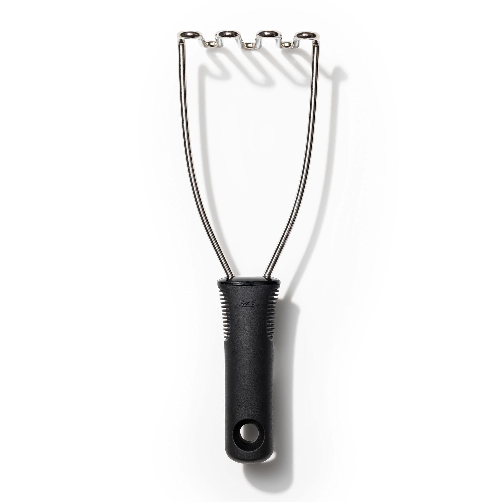 Ergonomischer Kartoffelstampfer von OXO, ideal für müheloses Pürieren, mit rutschfestem Griff und robustem Edelstahlkopf.