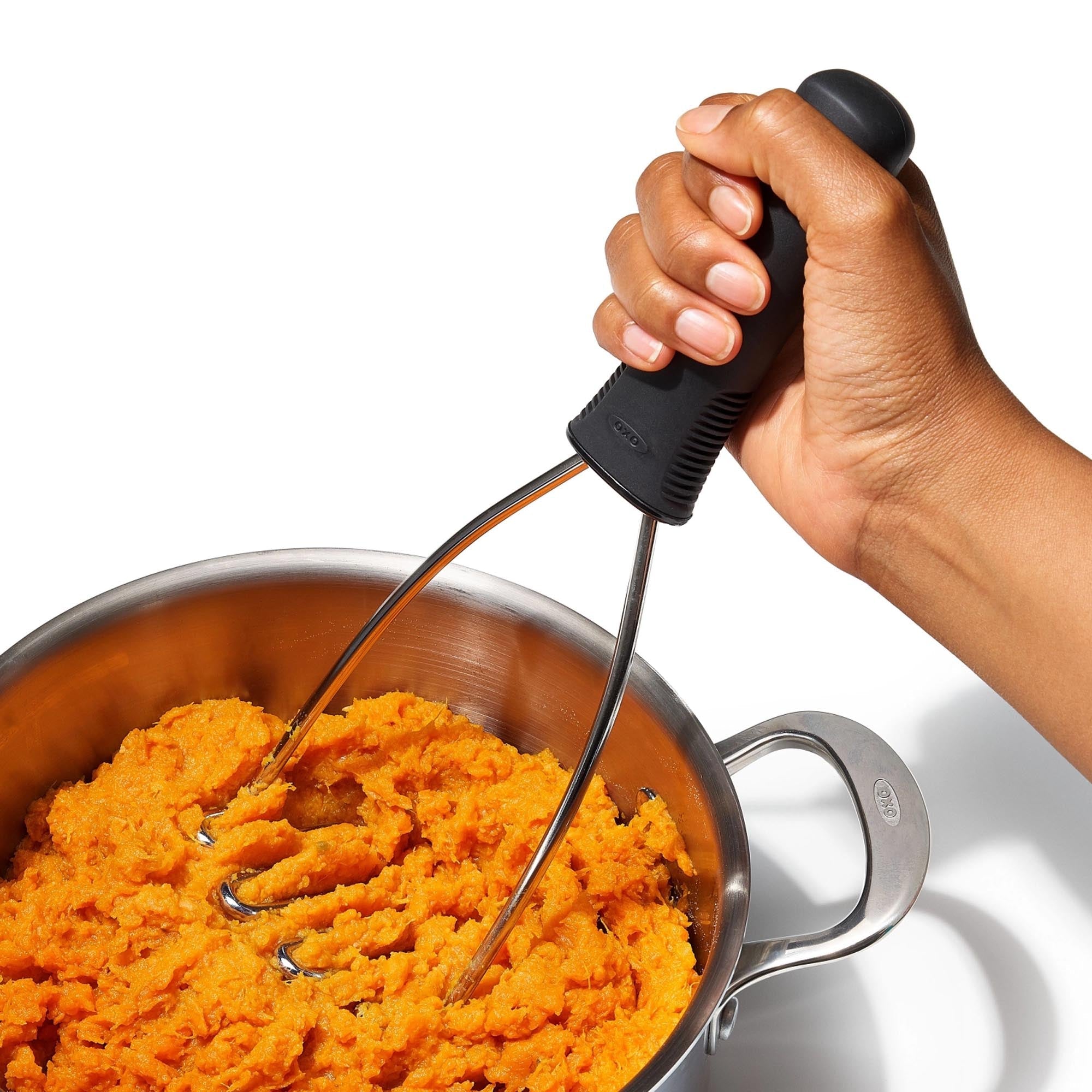 Ergonomischer Kartoffelstampfer von OXO mit rutschfestem Griff und robustem Edelstahlkopf für müheloses Pürieren.