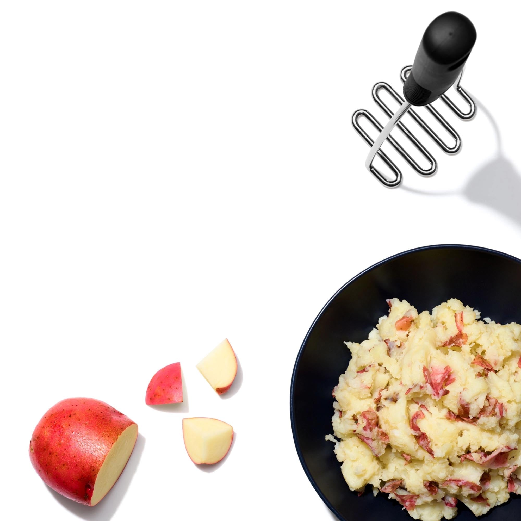 Kartoffelstampfer von OXO mit ergonomischem Griff und stabilem Edelstahlkopf, ideal für einfaches und komfortables Pürieren.