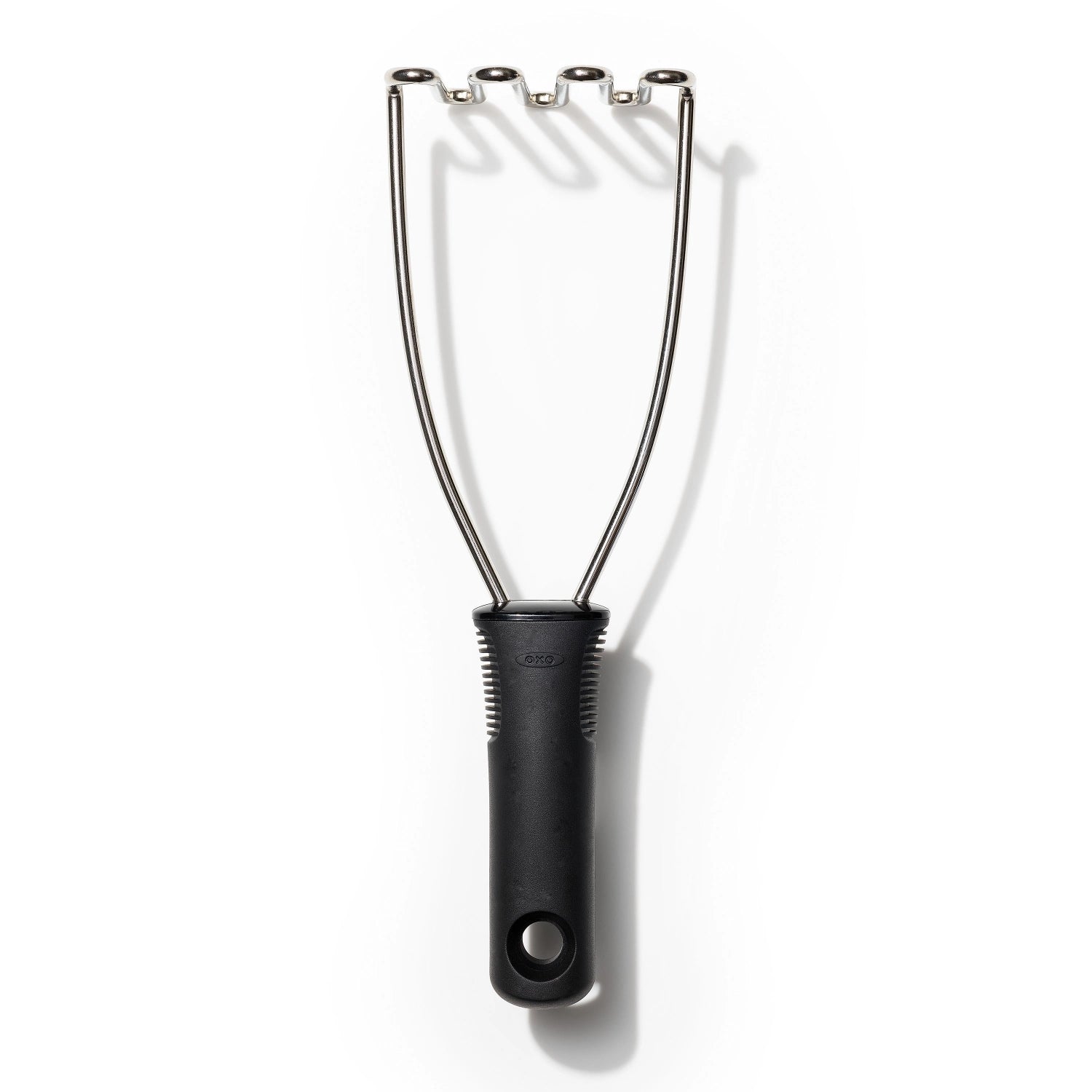 Hochwertiger Kartoffelstampfer von OXO, ideal für die einfache Zubereitung von feinen Pürees und anderen köstlichen Beilagen.