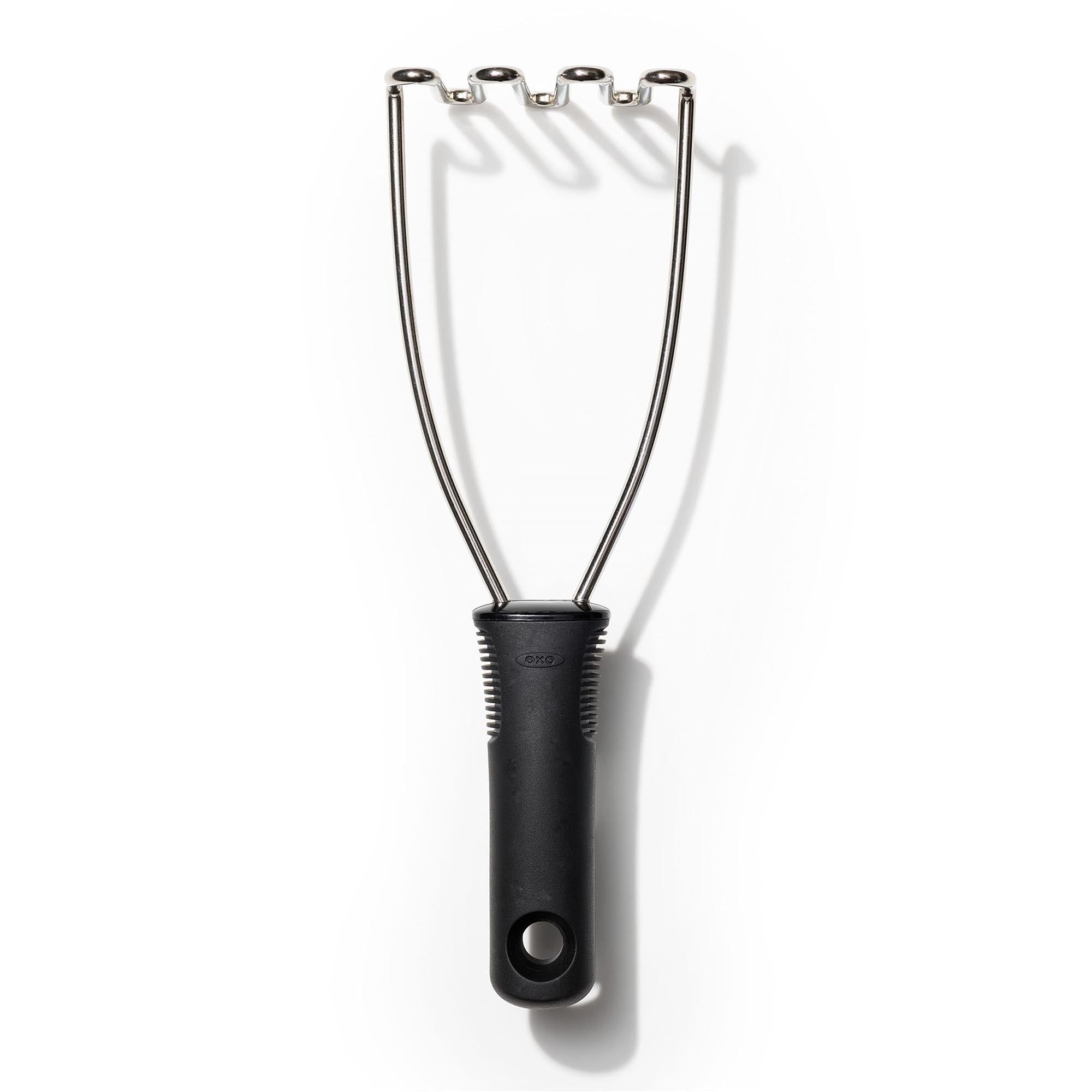 Kartoffelstampfer in Schwarz präsentiert im Onlineshop von KAQTU Design AG. Küchenhelfer ist von OXO
