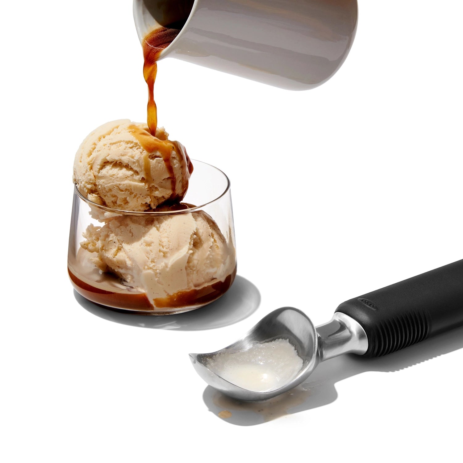 Robuster Glacelöffel aus Edelstahl von OXO, perfekt zum einfachen Portionieren von gefrorenen Leckereien, mit komfortablem, rutschfestem Griff.