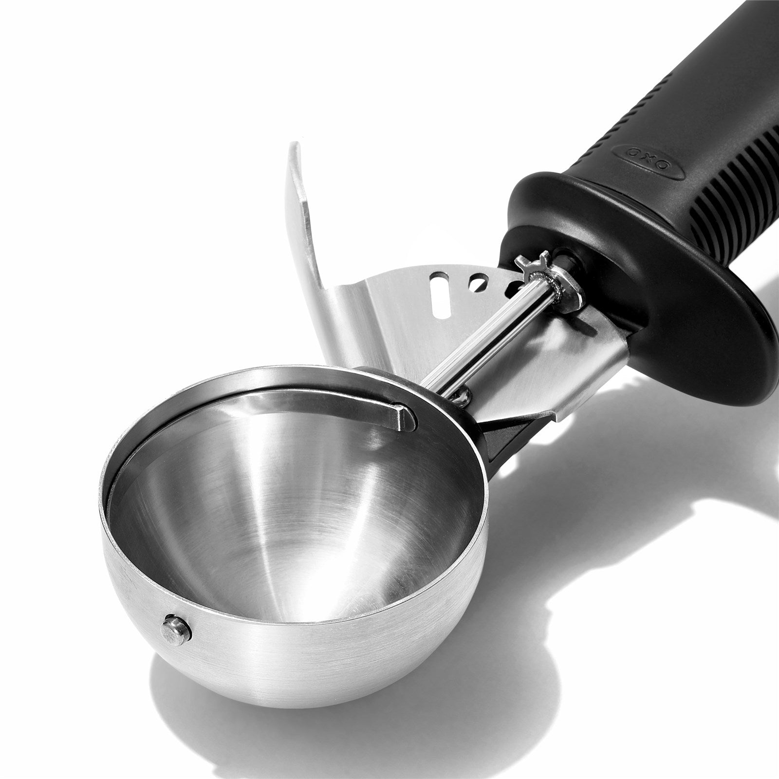Der OXO TriGood Gripser Glacelöffel: Perfekt für Eis und Sorbet, mit rutschfestem Griff und einfachem Triggermechanismus für müheloses Portionieren.