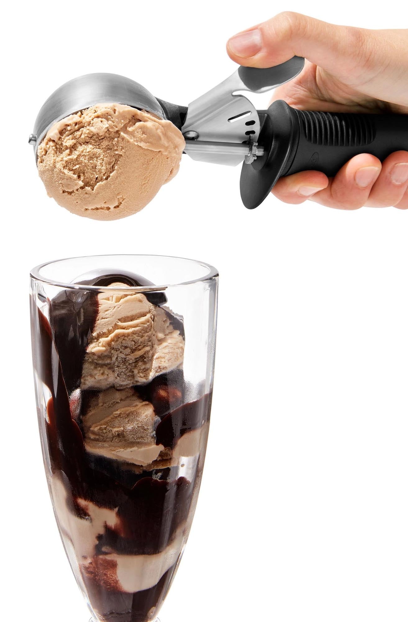 Der OXO Trigger Glacelöffel: Edelstahl, ergonomisch, rutschfest, spülmaschinenfest. Perfekt für Eis und Sorbet portionieren.
