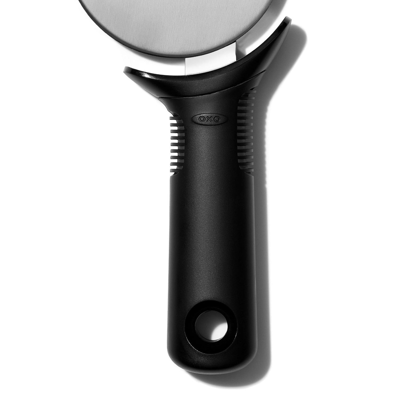 Praktisches Pizzarad von OXO mit 10 cm Durchmesser, perfekt für müheloses Schneiden von Pizza und anderen Teigwaren, ergonomisches Design für besten Komfort.