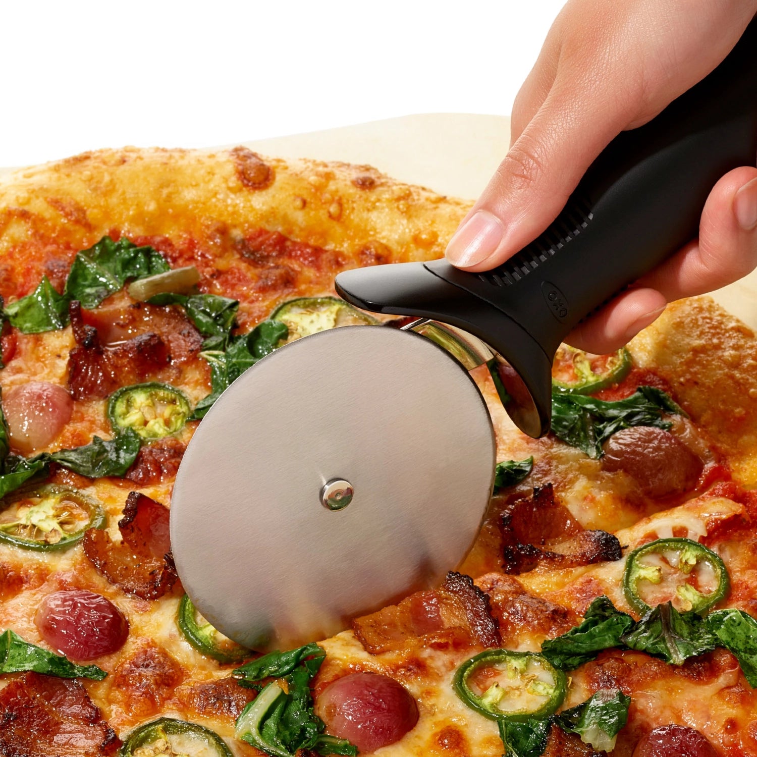 Praktisches Pizzarad von OXO mit 10 cm Durchmesser, perfekt zum mühelosen Schneiden von Pizza, ausgestattet mit einem komfortablen, rutschfesten Griff.