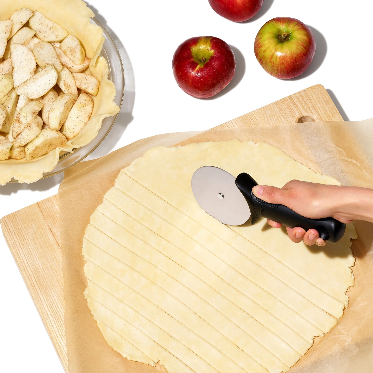 Effizientes Pizzarad von OXO mit 10 cm Durchmesser, ideal für präzise Schnitte und komfortable Handhabung dank ergonomischem Griff.