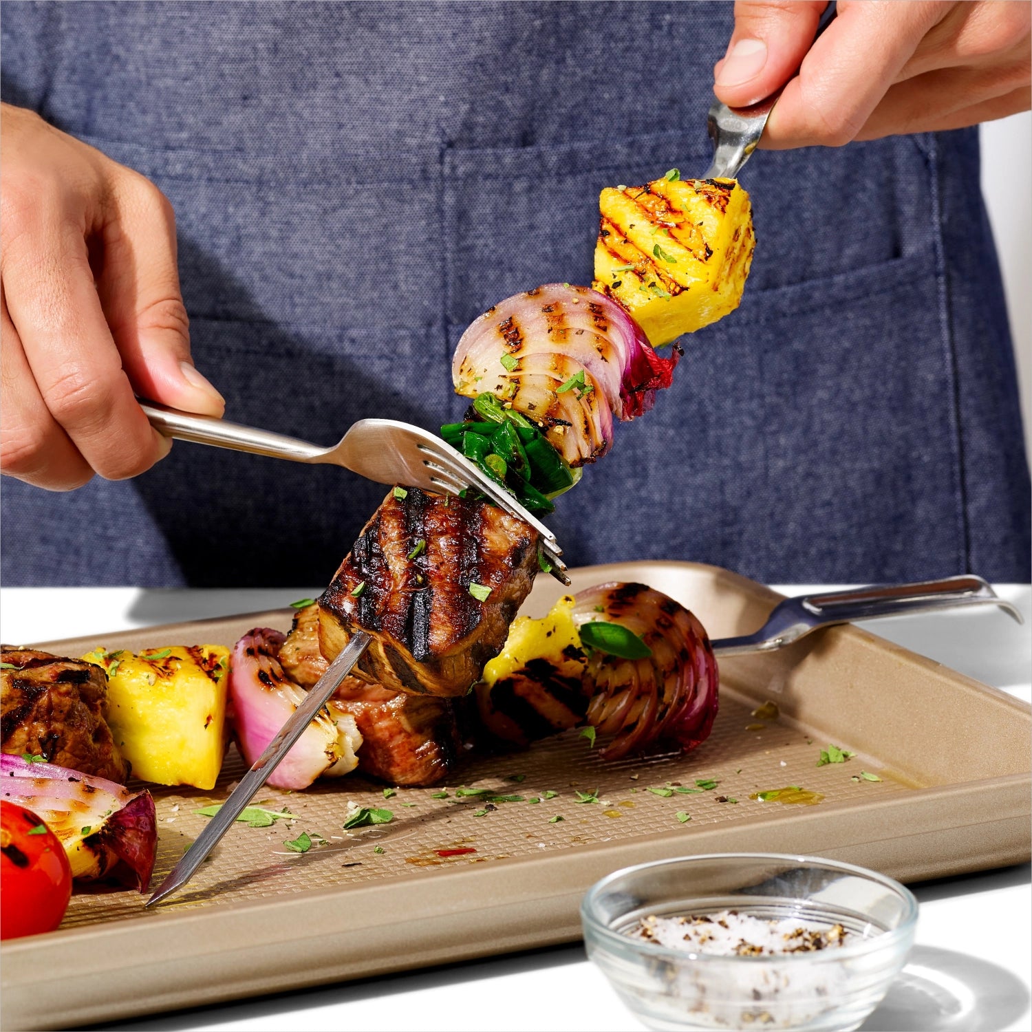 Set aus 6 robusten Grillspießen aus Edelstahl von OXO, perfekt für das Grillen von Fleisch, Gemüse und mehr – für ein gelungenes BBQ-Erlebnis.