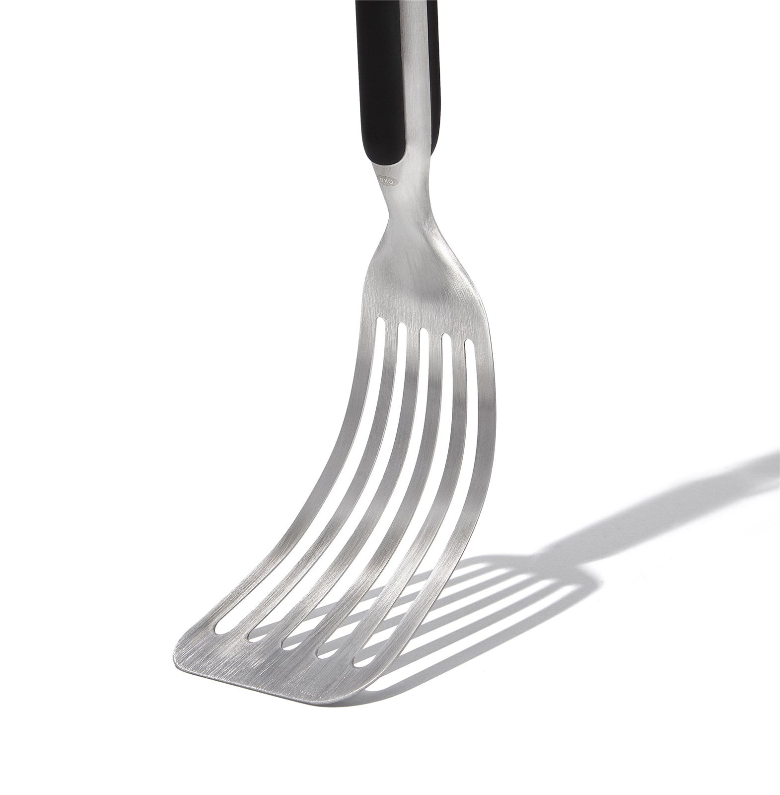 Der OXO Good Grips Grillwender aus Edelstahl mit rutschfestem Griff bietet Komfort und Präzision beim Grillen.