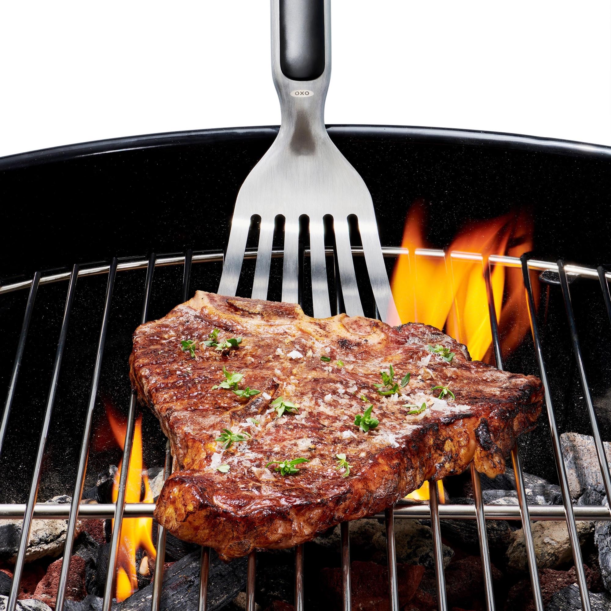 Der OXO Good Grips Grillwender aus hochwertigem Edelstahl sorgt für müheloses Wenden von Grillgut und liegt dank des rutschfesten Griffs perfekt in der Hand.