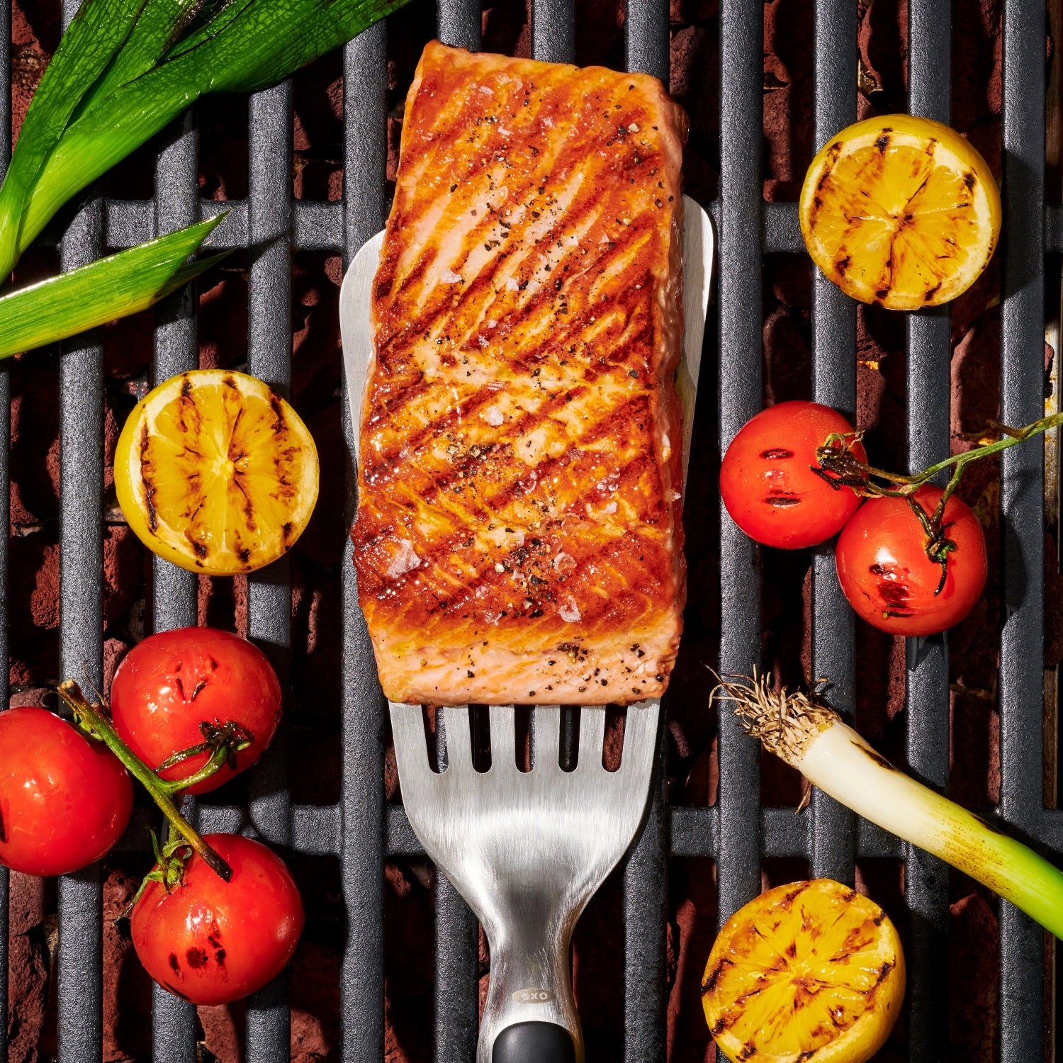 Hochwertiger Grillwender aus Edelstahl von OXO mit ergonomischem, rutschfestem Griff – ideal für müheloses Wenden von Fleisch und Gemüse beim Grillen.