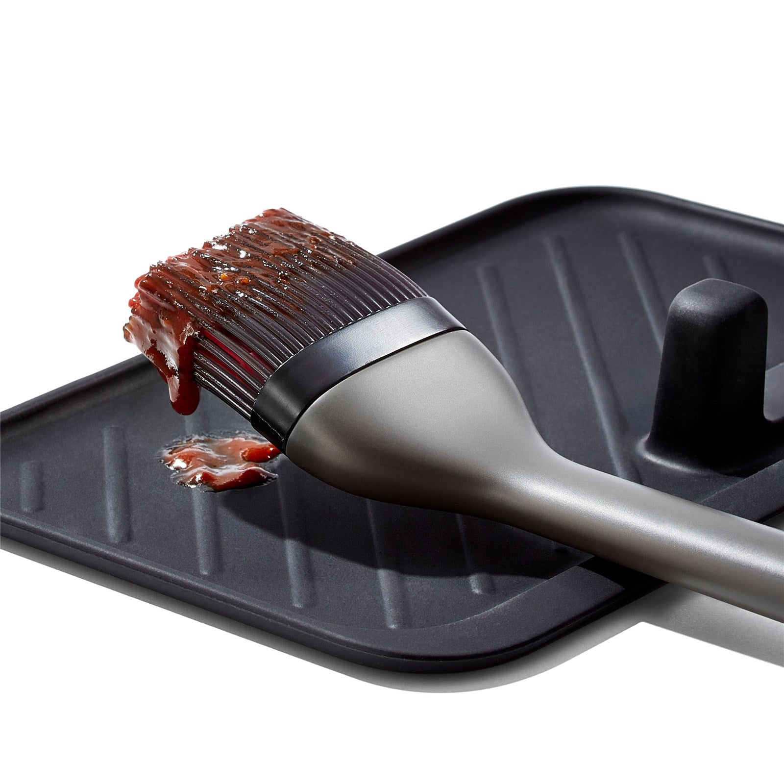Der OXO Good Grips Grillpinsel bietet ergonomischen Komfort und langlebige Materialien. Ideal für gleichmäßiges Auftragen von Marinaden und Saucen!