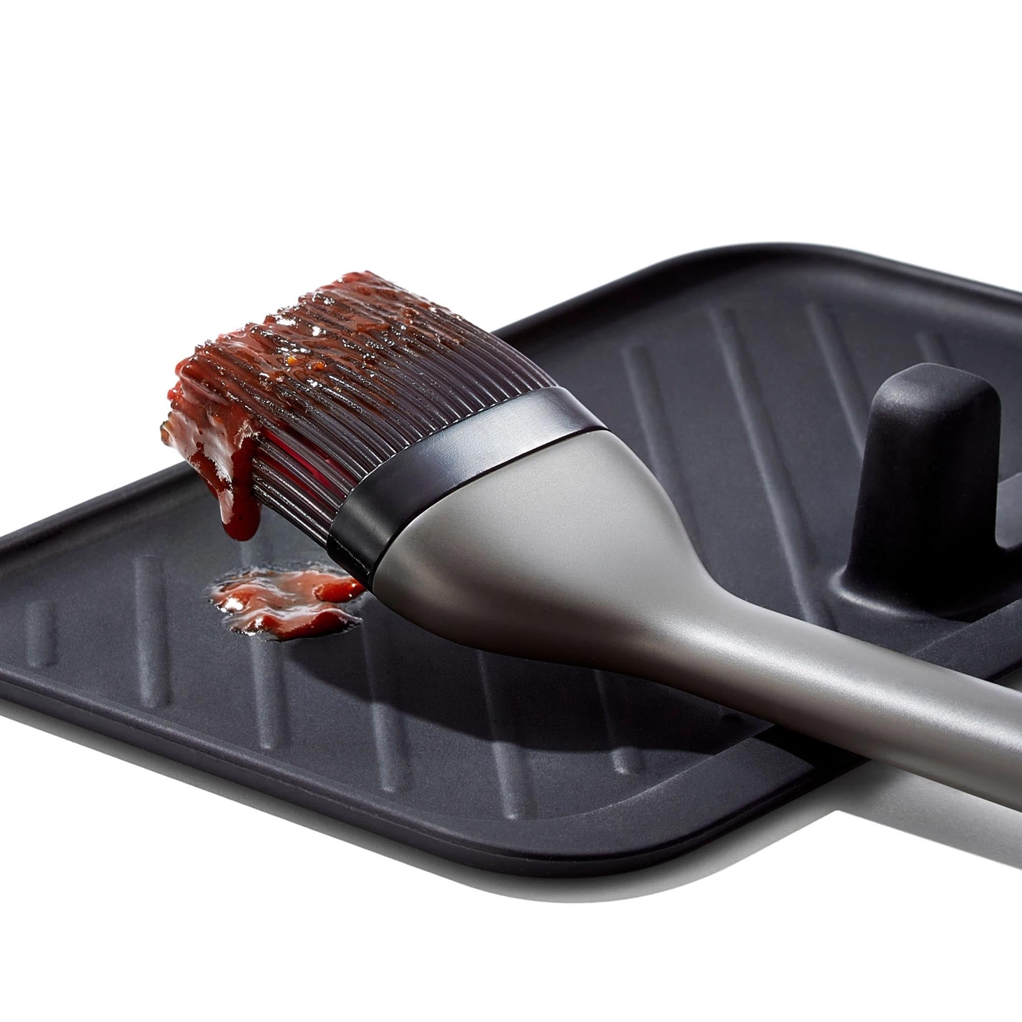 Der OXO Good Grips Grillpinsel sorgt für präzises und müheloses Auftragen von Saucen und Marinaden auf Grillgut.