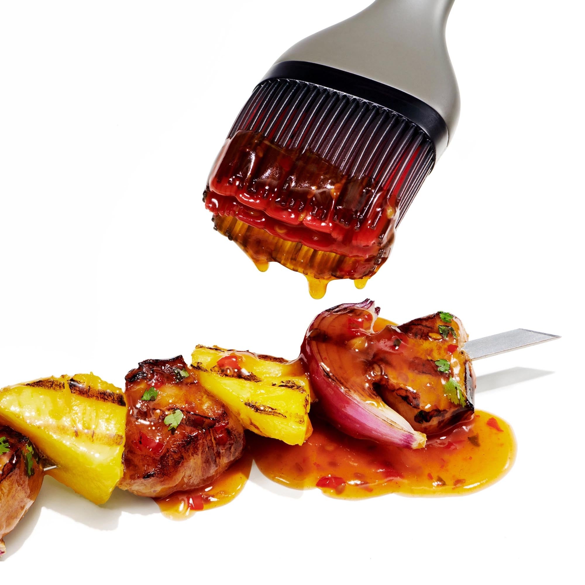 Der OXO Good Grips Grillpinsel sorgt für präzises und müheloses Auftragen von Saucen und Marinaden auf Grillgut.