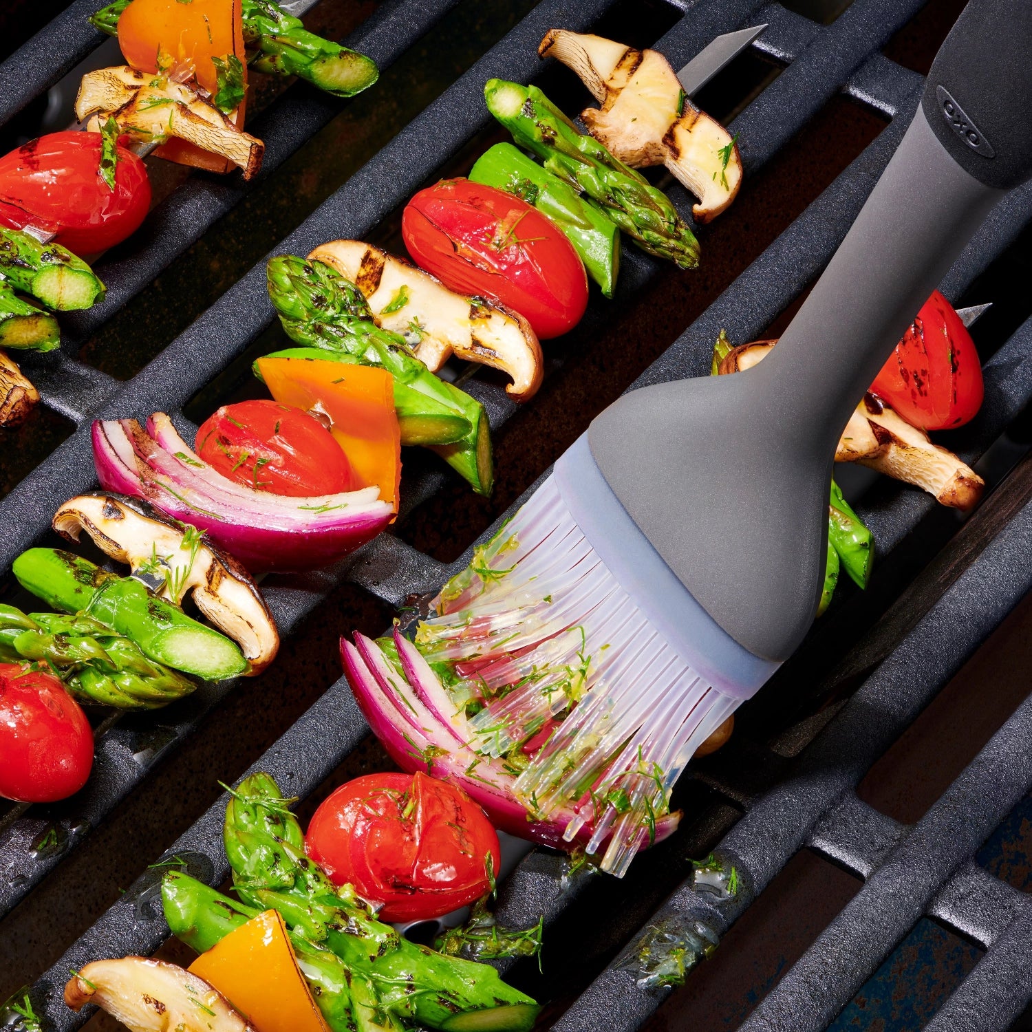 Der OXO Good Grips Grillpinsel vereint Funktionalität und Komfort, ideal zum gleichmäßigen Auftragen von Marinaden und Saucen beim Grillen.