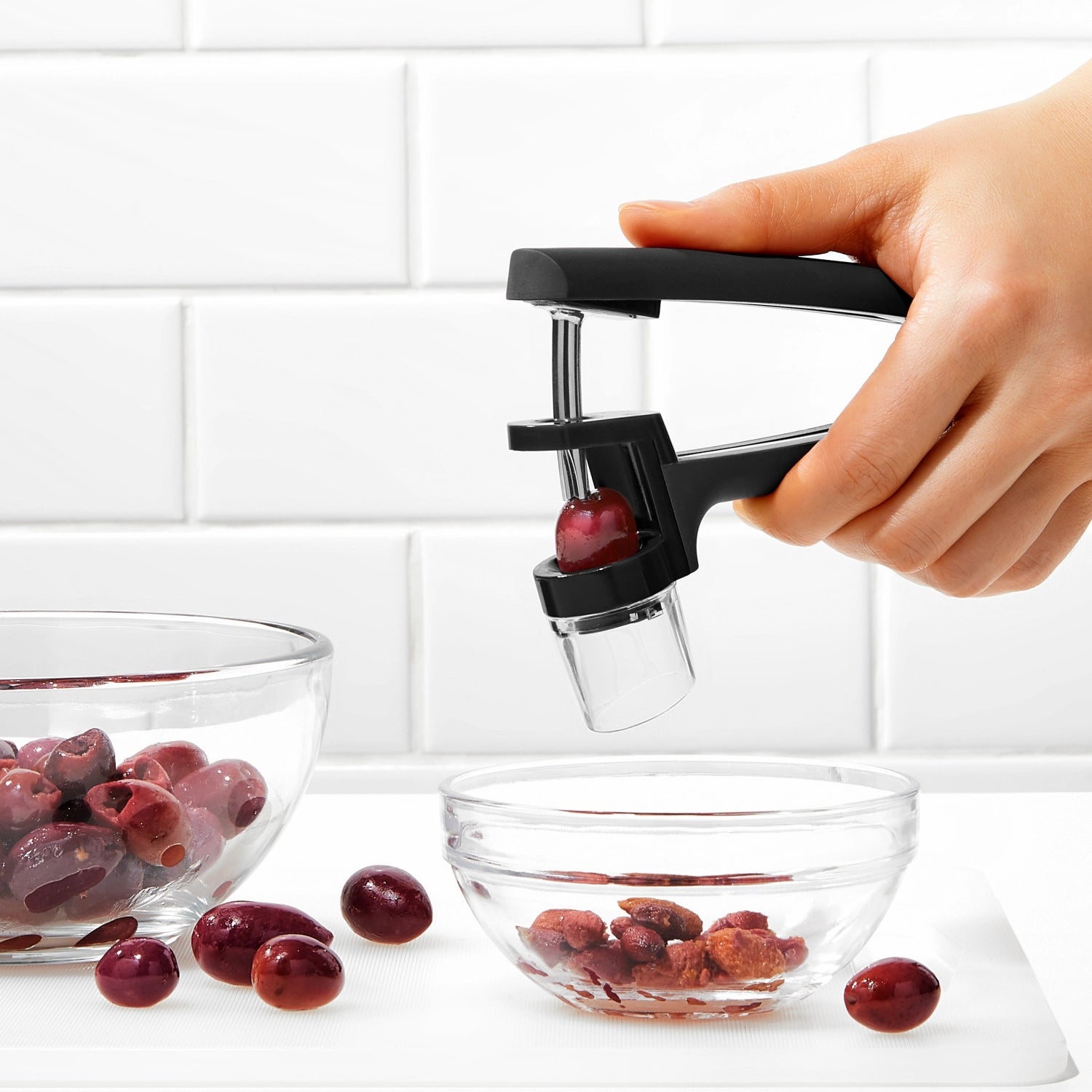 Schwarzer Good Grips Kirschen-Olivenentsteiner von OXO, ergonomisch gestaltet für müheloses Entsteinen von Kirschen und Oliven.