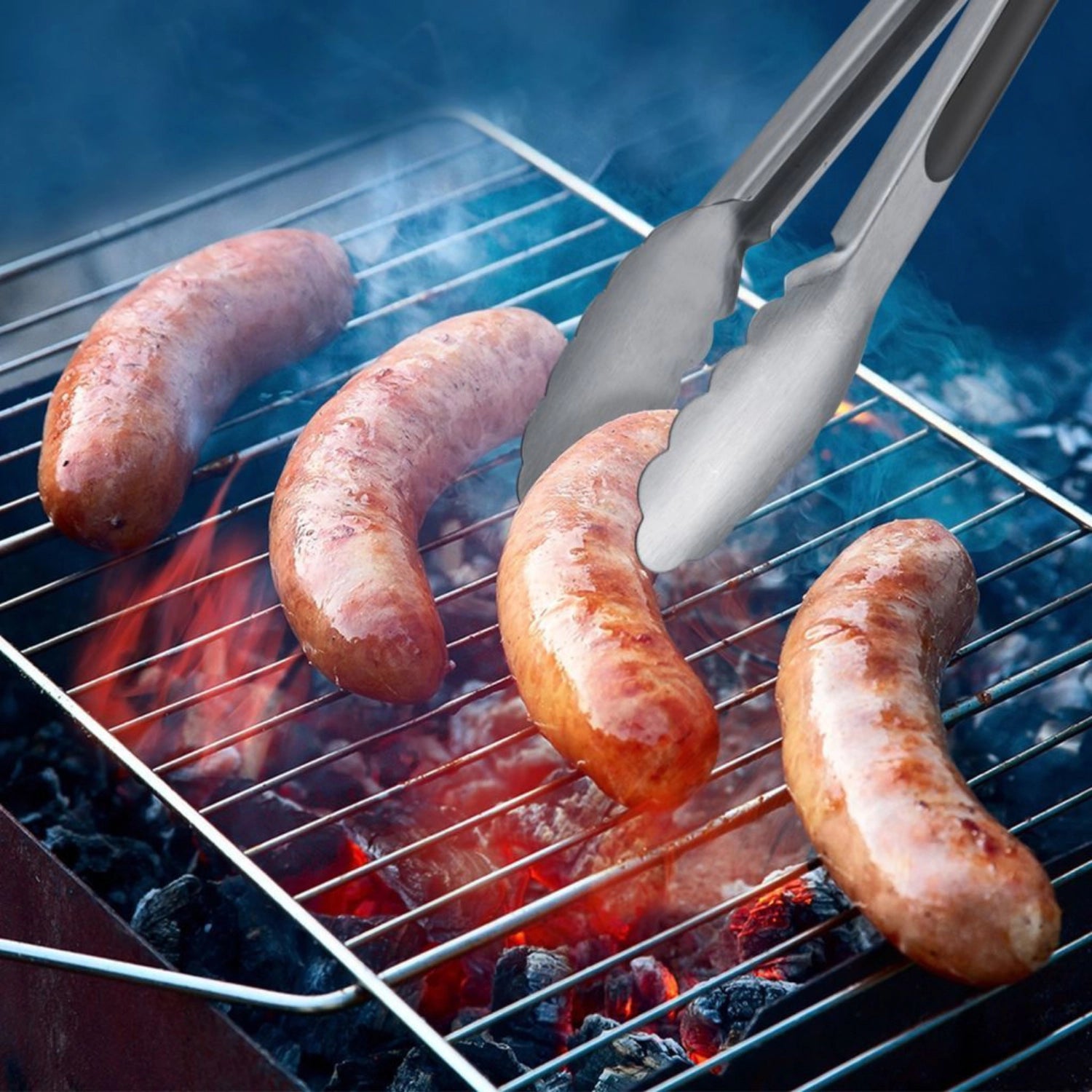 Hochwertiges OXO Good Grips Grillzangen-Set, ergonomisch gestaltet für müheloses Wenden und Servieren von Fleisch und Gemüse beim Grillen.