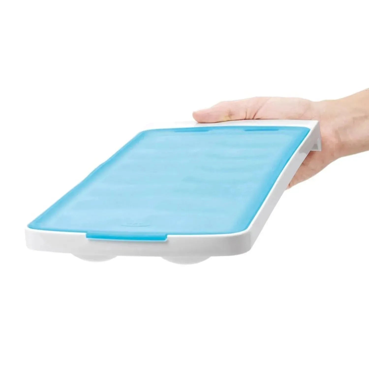 Die OXO Good Grips Eiswürfelschale ist auslaufsicher, praktisch und ideal für saubere Eiswürfelzubereitung ohne Verschütten.