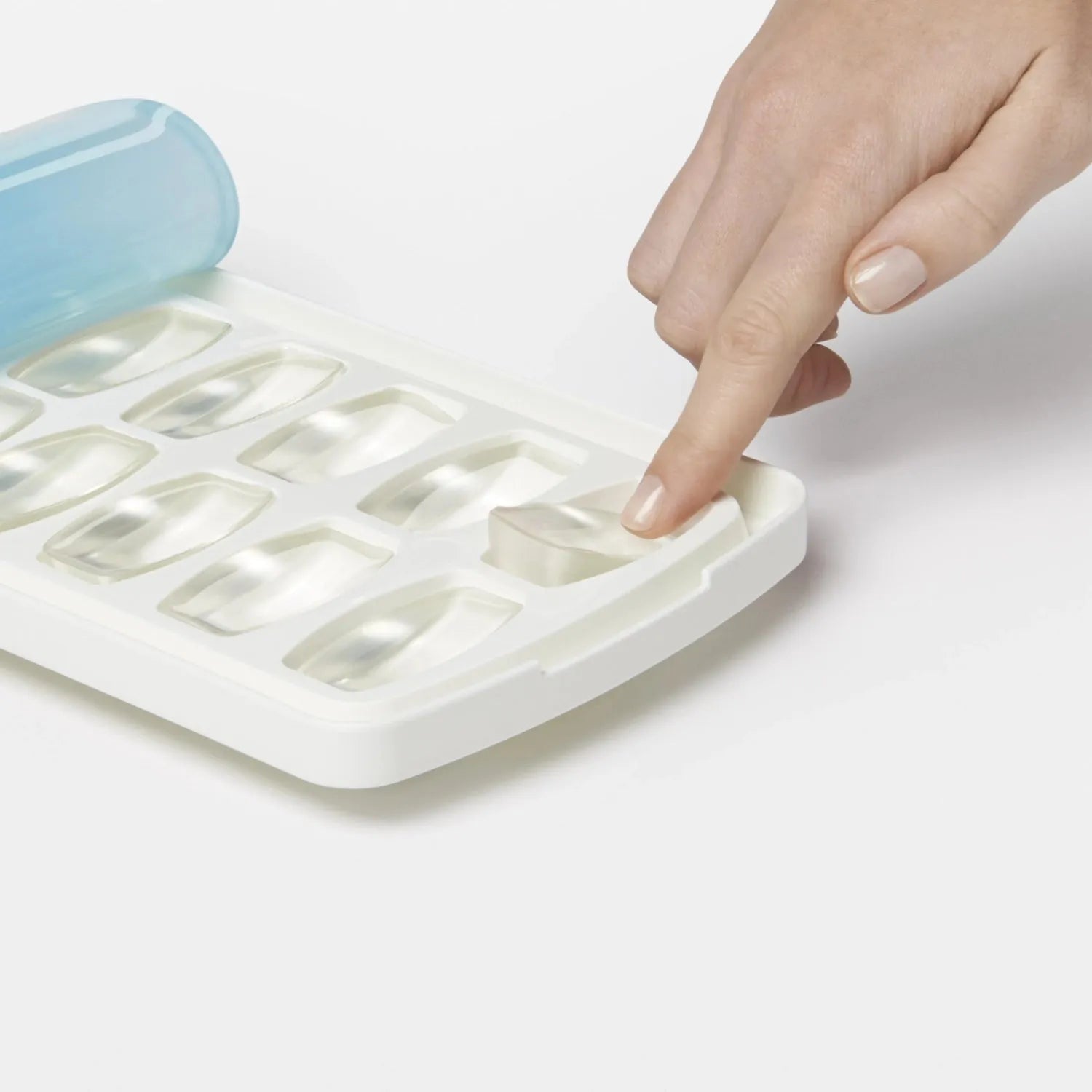 Die OXO Good Grips Eiswürfelschale bietet auslaufsichere Handhabung, einfache Nutzung und saubere Eiswürfelzubereitung ohne Kleckern.