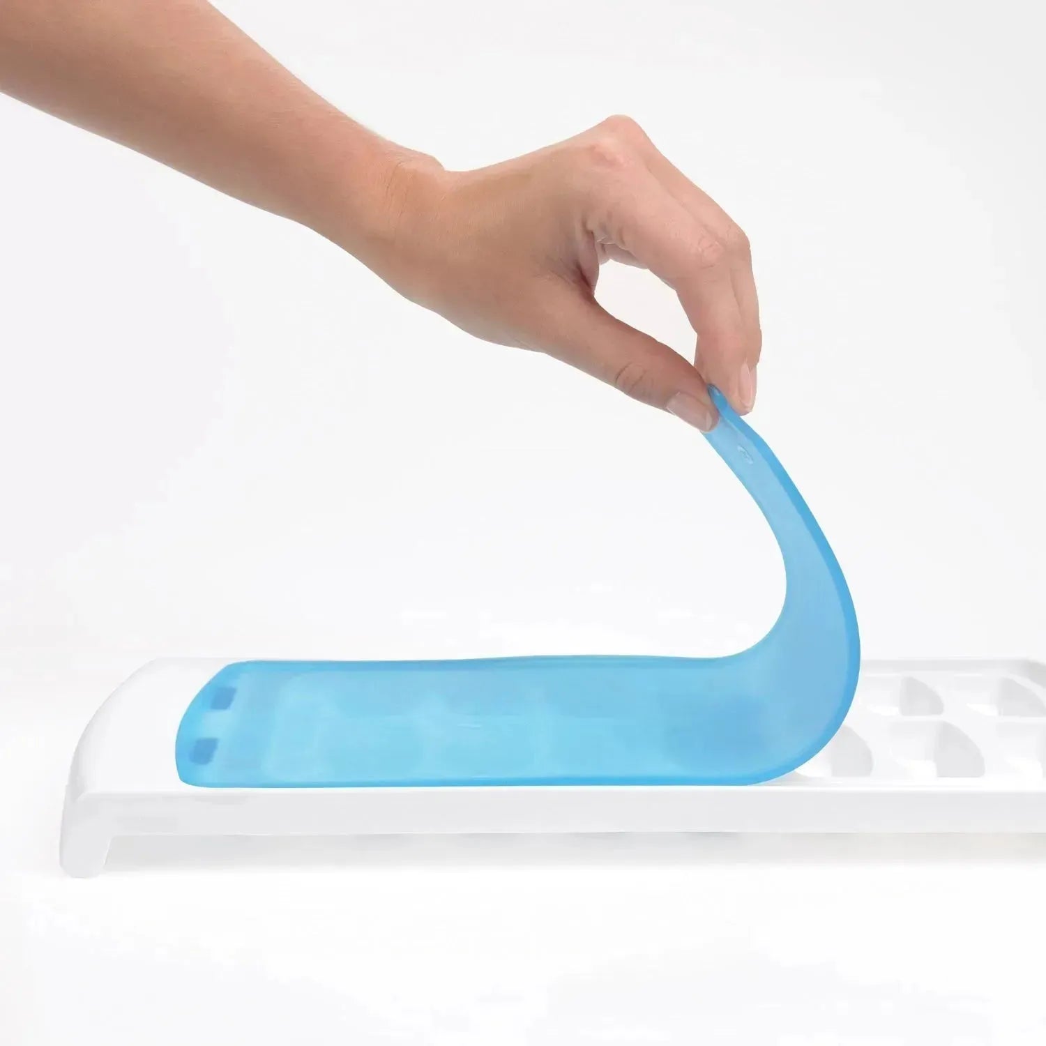 Die OXO Good Grips Eiswürfelschale ermöglicht tropffreies Befüllen, hygienische Eiswürfelzubereitung und eine auslaufsichere Handhabung.