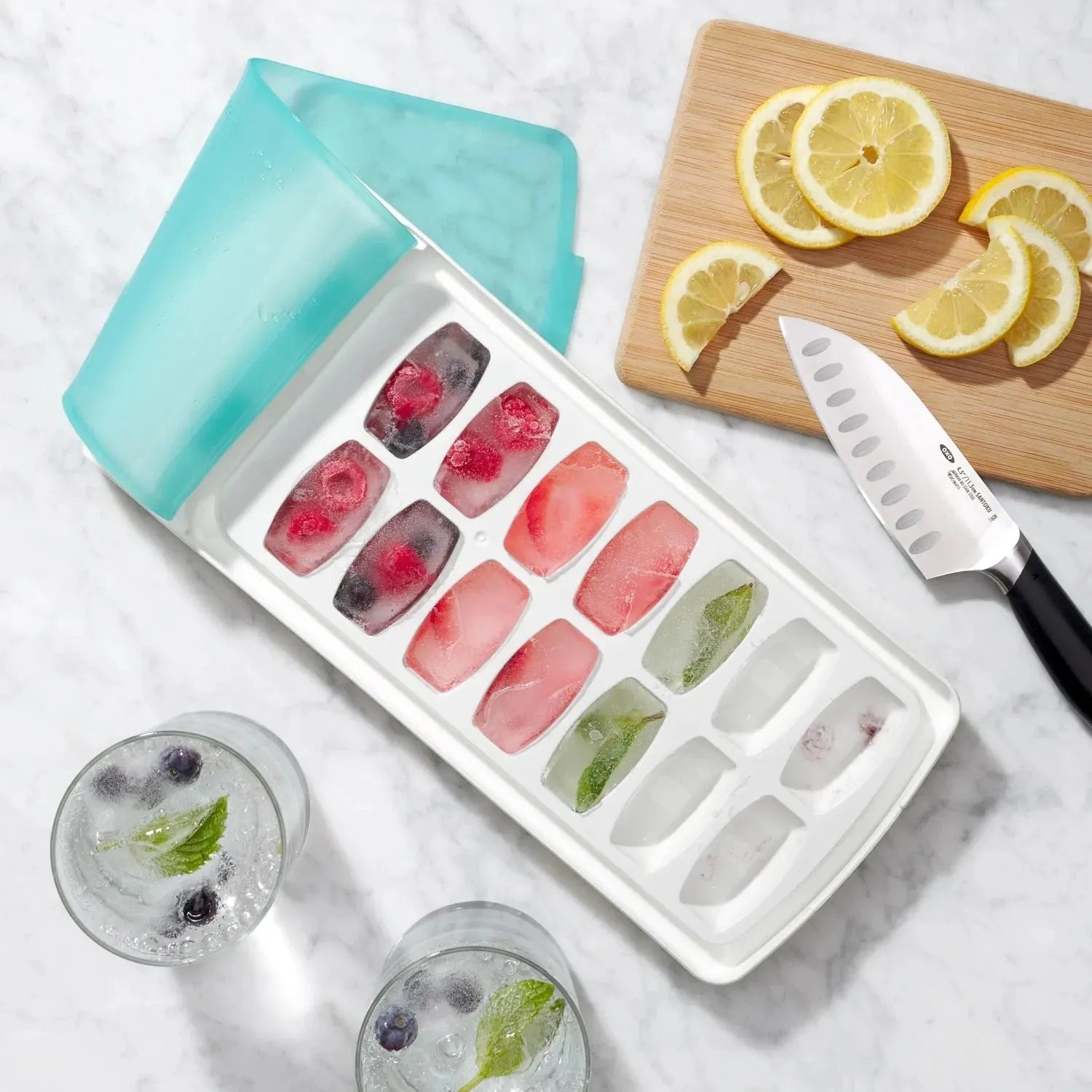 Die OXO Good Grips Eiswürfelschale ermöglicht sauberes Befüllen, hygienische Eiswürfelherstellung und ist auslaufsicher und praktisch im Gebrauch.